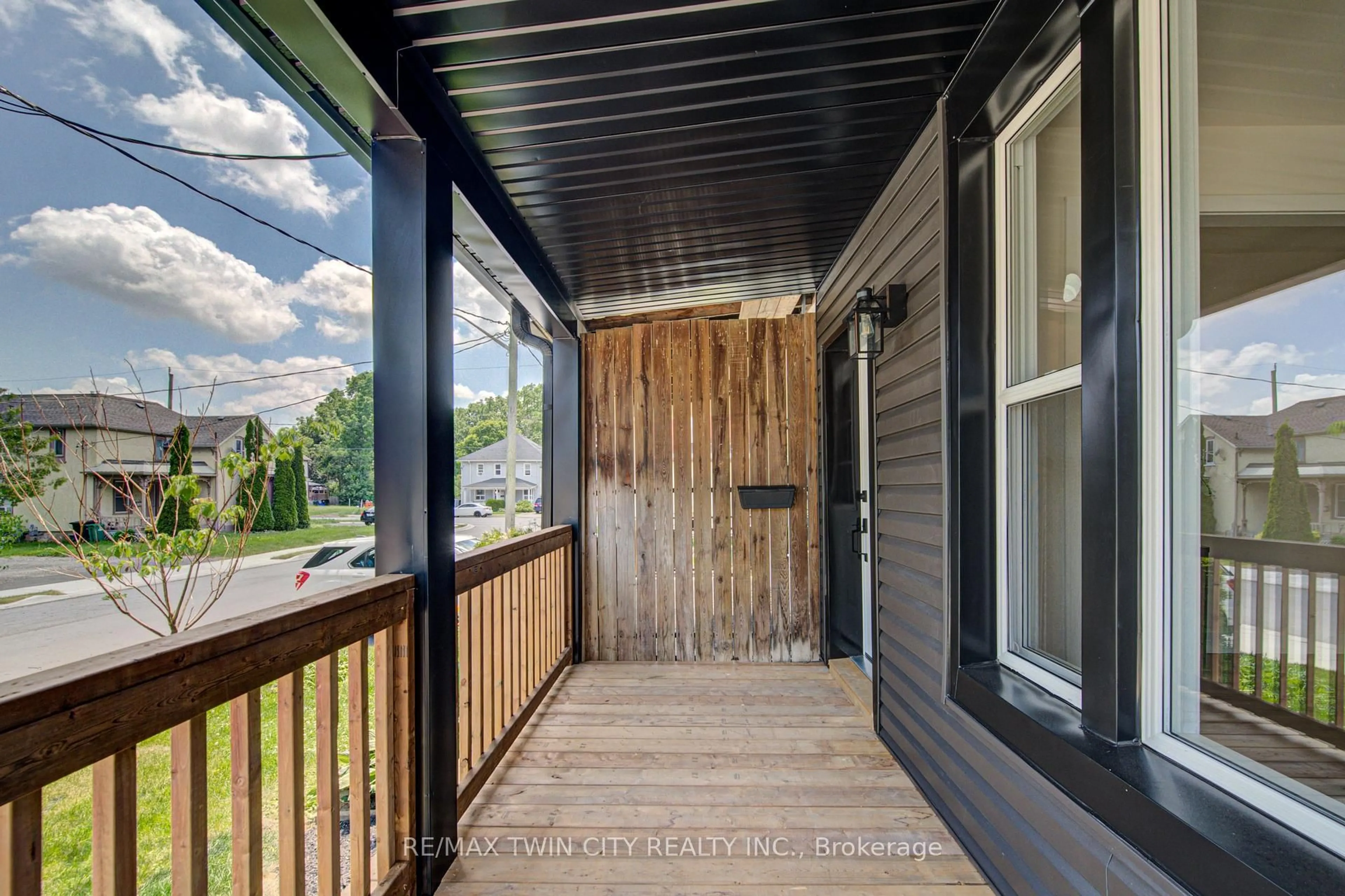 Indoor entryway for 26 Richardson St, Cambridge Ontario N1S 2P3