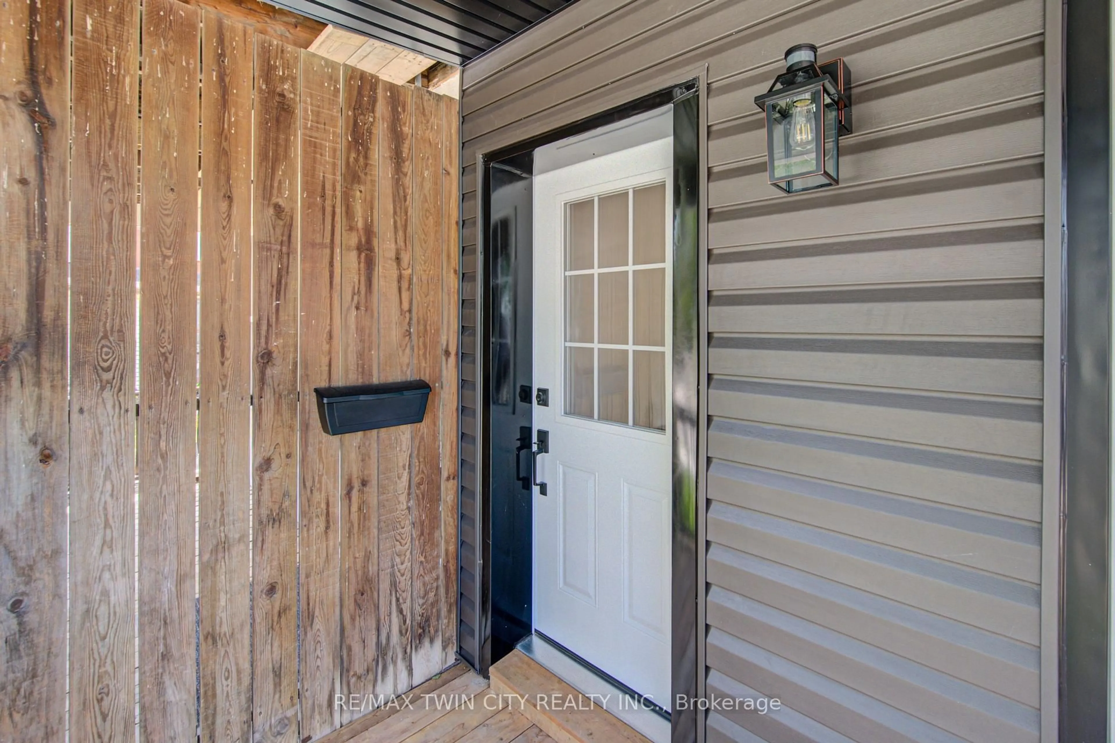 Indoor entryway for 26 Richardson St, Cambridge Ontario N1S 2P3