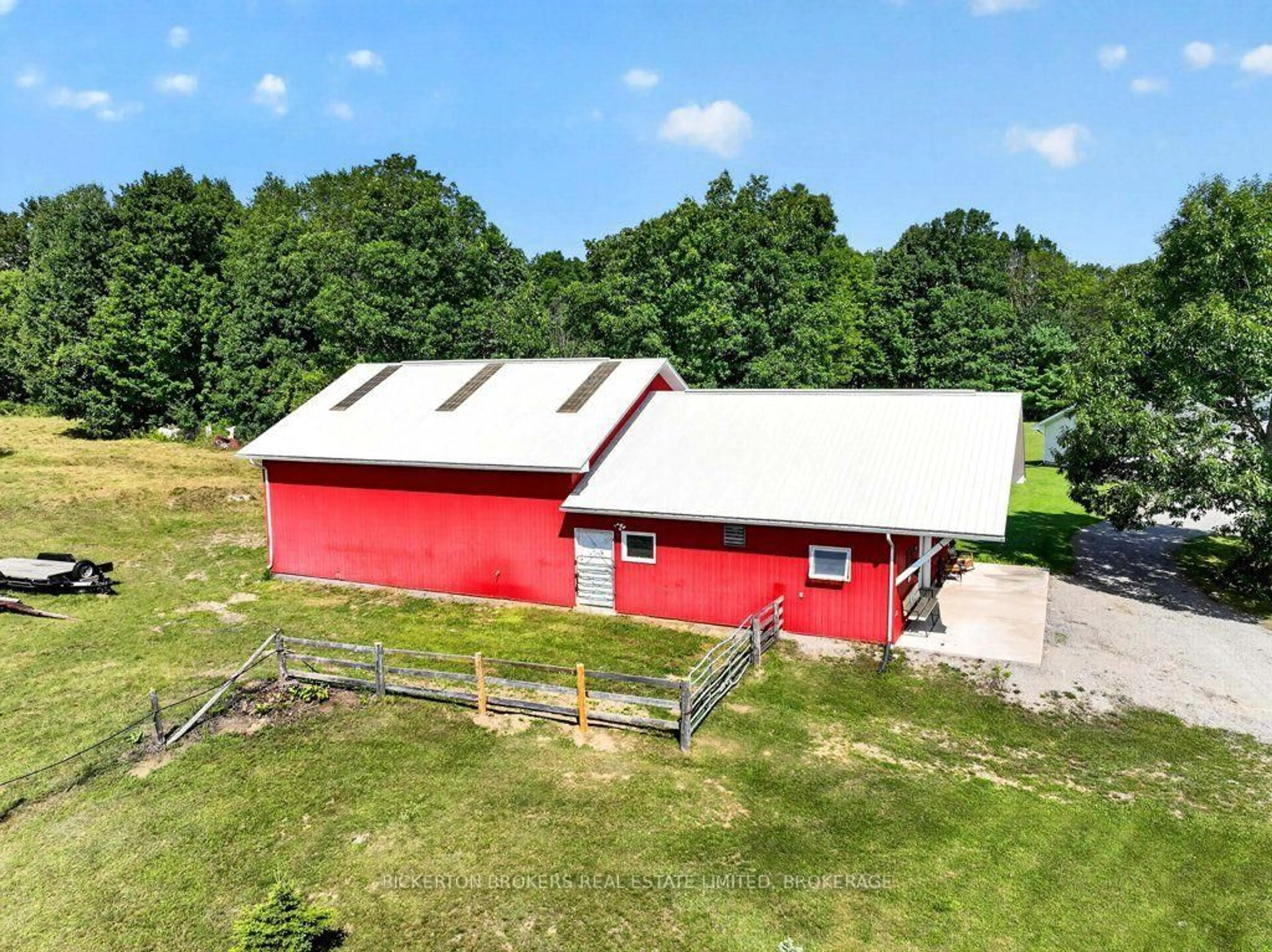 A pic from outside/outdoor area/front of a property/back of a property/a pic from drone, building for 342 Lyndhurst Rd, Leeds and the Thousand Islands Ontario K0E 1L0