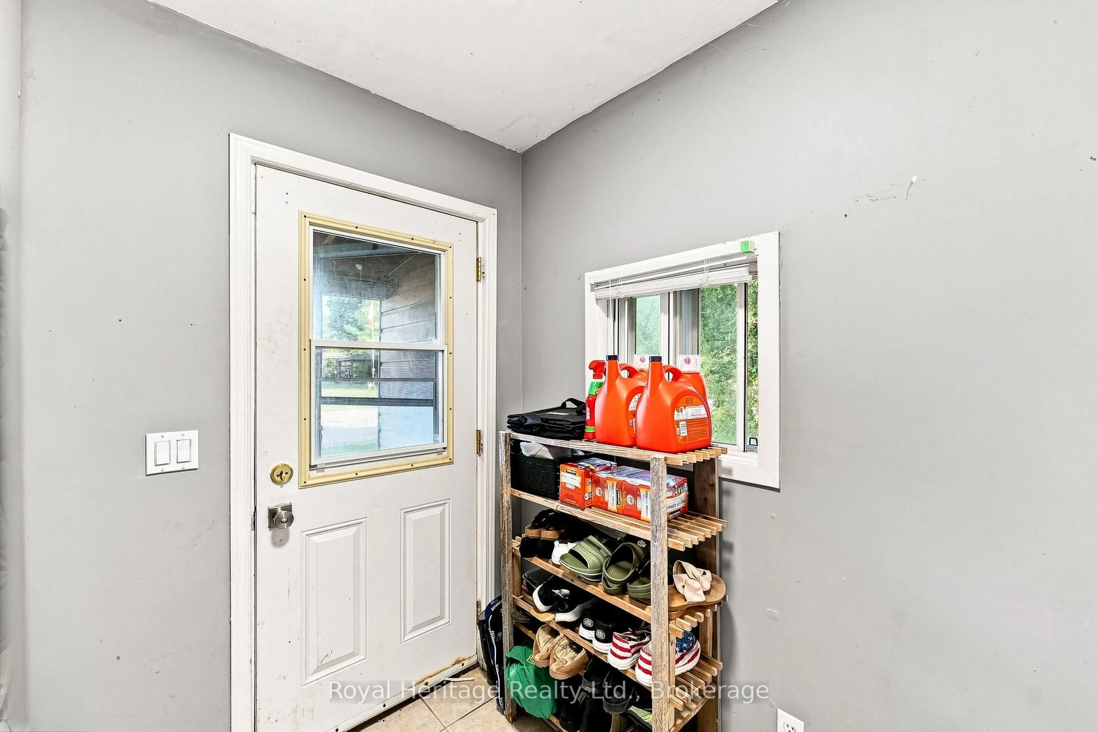Indoor entryway for 21 Price St, Brighton Ontario K0K 1H0