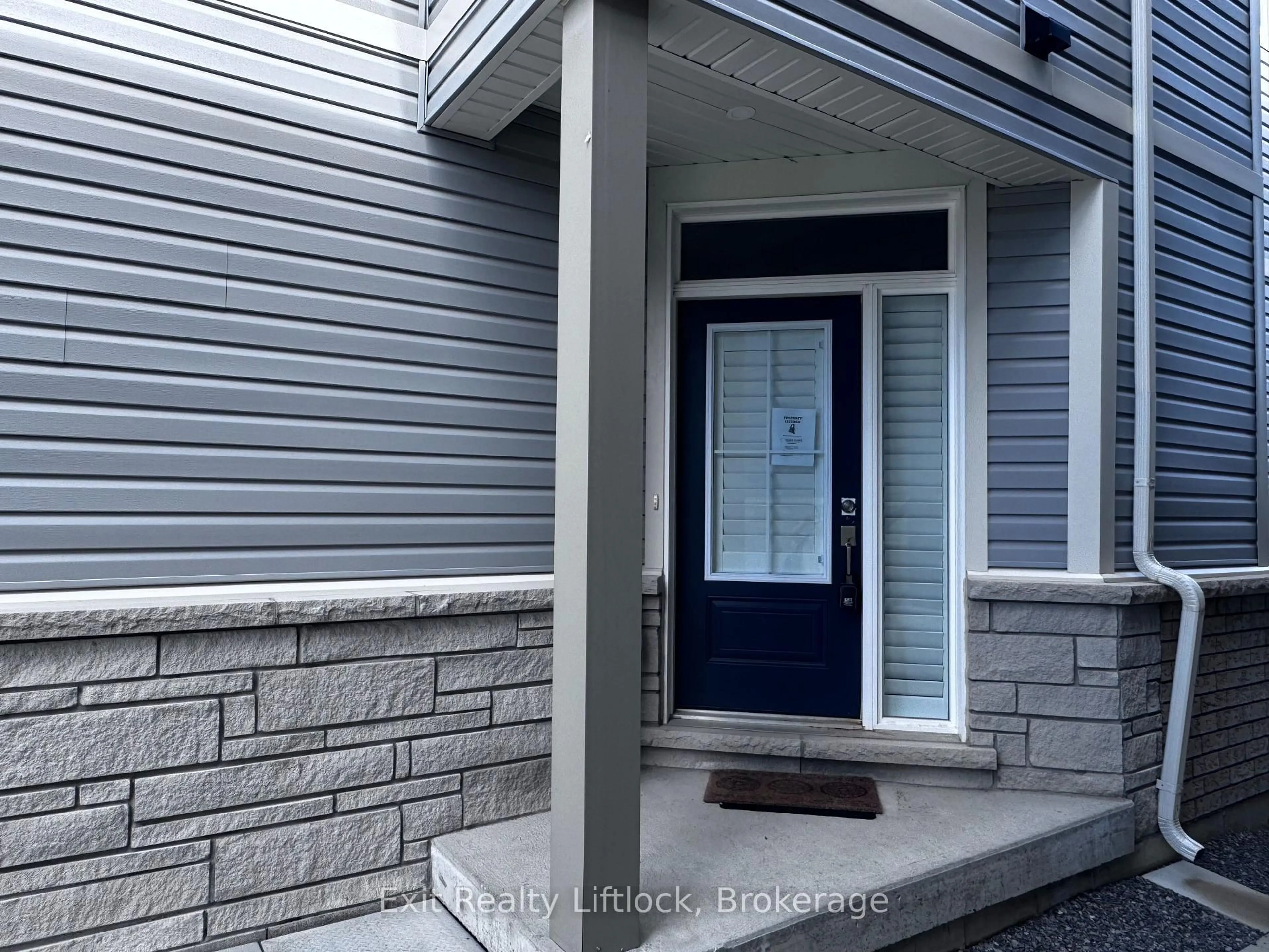 Indoor entryway for 949 Bamford Terr, Peterborough Ontario K9K 0H1