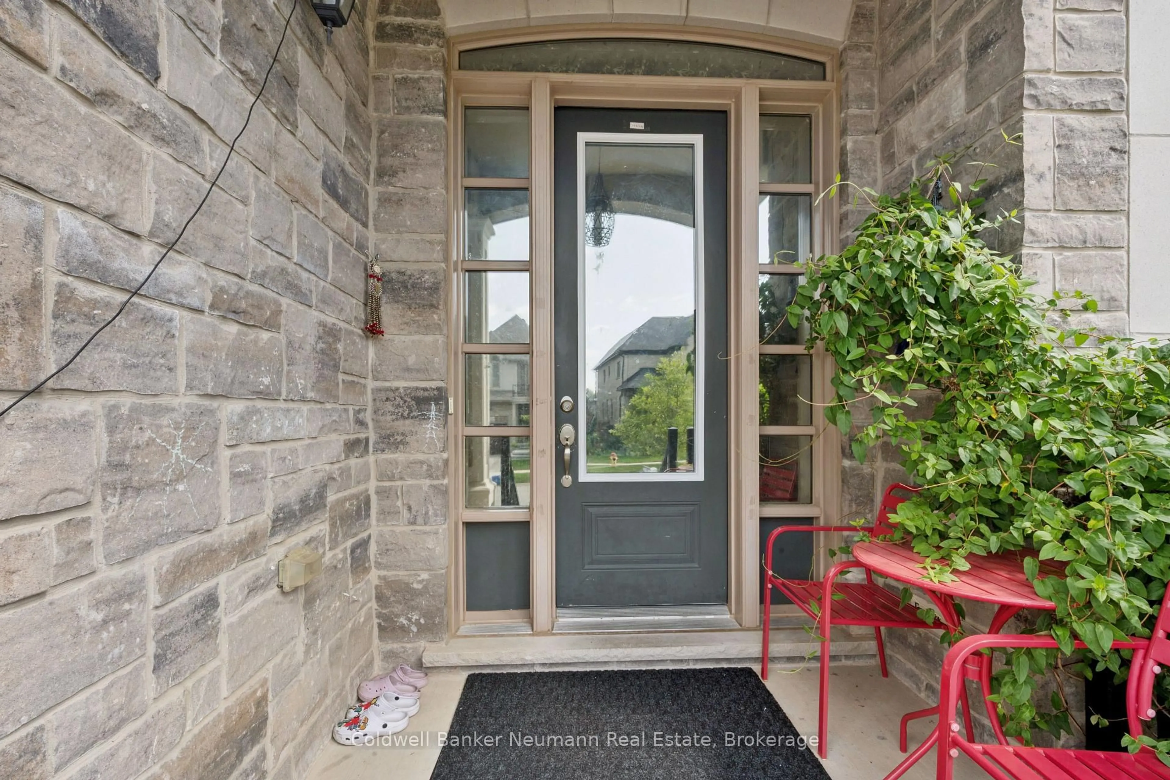 Indoor entryway for 216 Forest Creek Dr, Kitchener Ontario N2R 0M2