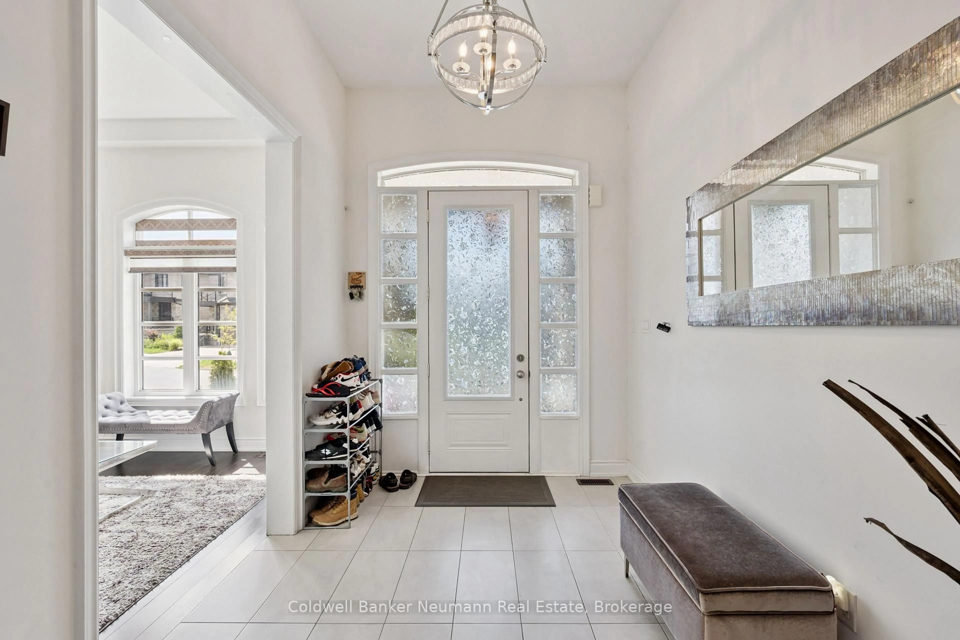 Indoor entryway for 216 Forest Creek Dr, Kitchener Ontario N2R 0M2