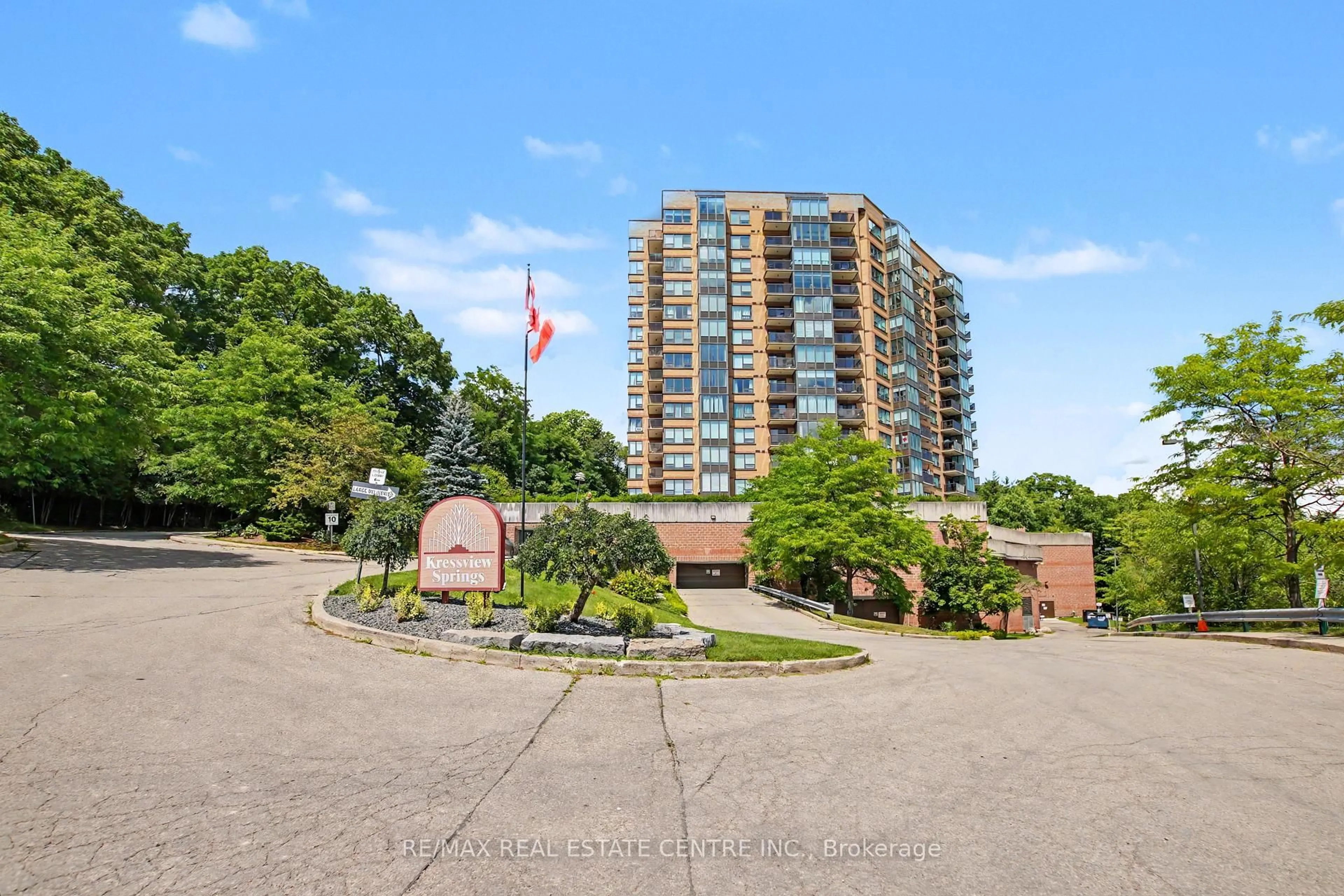 A pic from outside/outdoor area/front of a property/back of a property/a pic from drone, unknown for 237 King St #608, Cambridge Ontario N3H 5L2