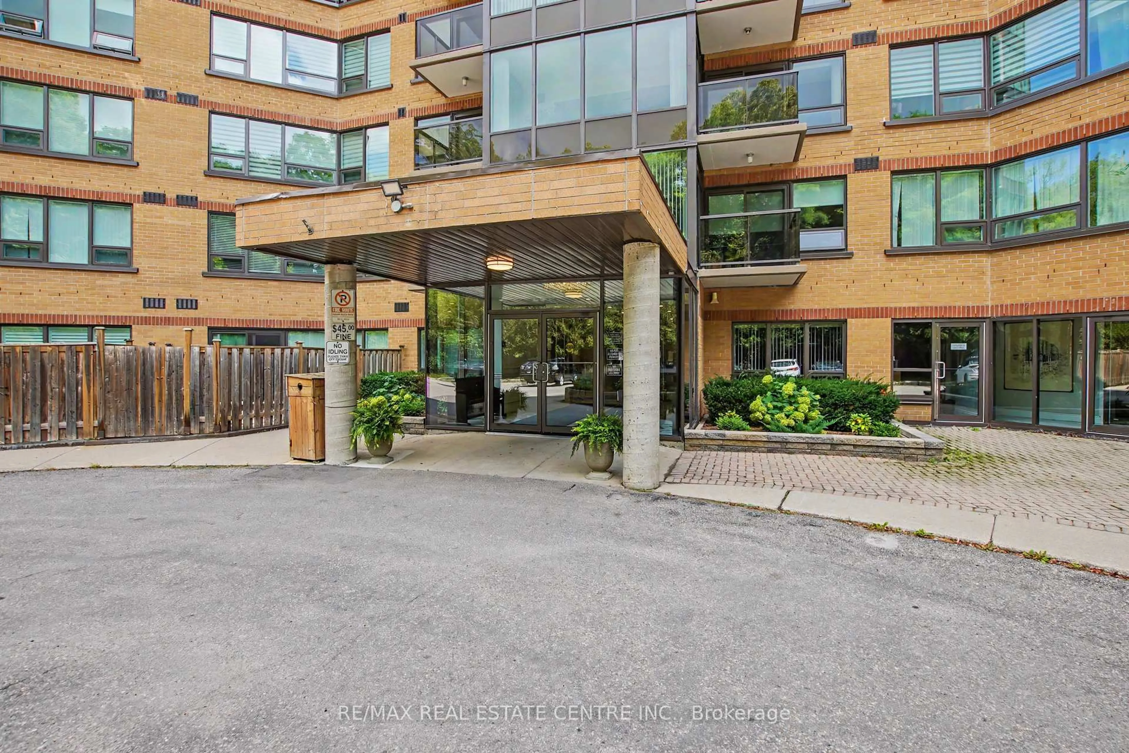 Indoor foyer for 237 King St #608, Cambridge Ontario N3H 5L2