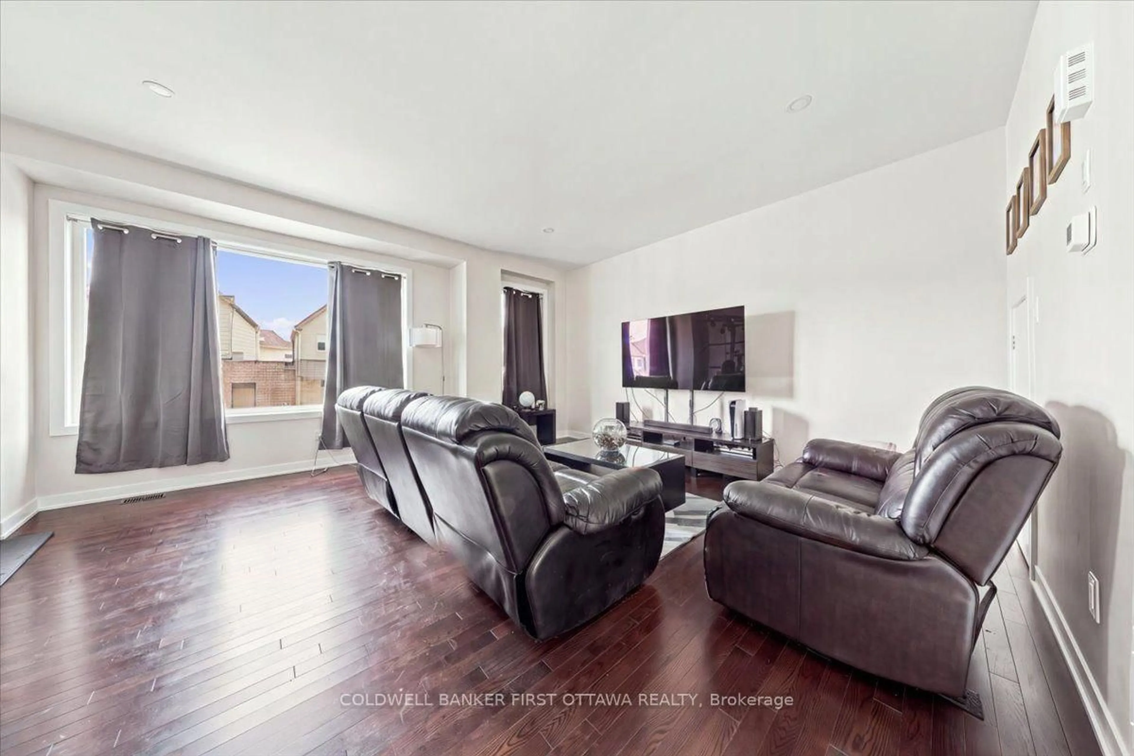 Living room with furniture, unknown for 380 Appalachian Circ, Ottawa Ontario K2J 6X3