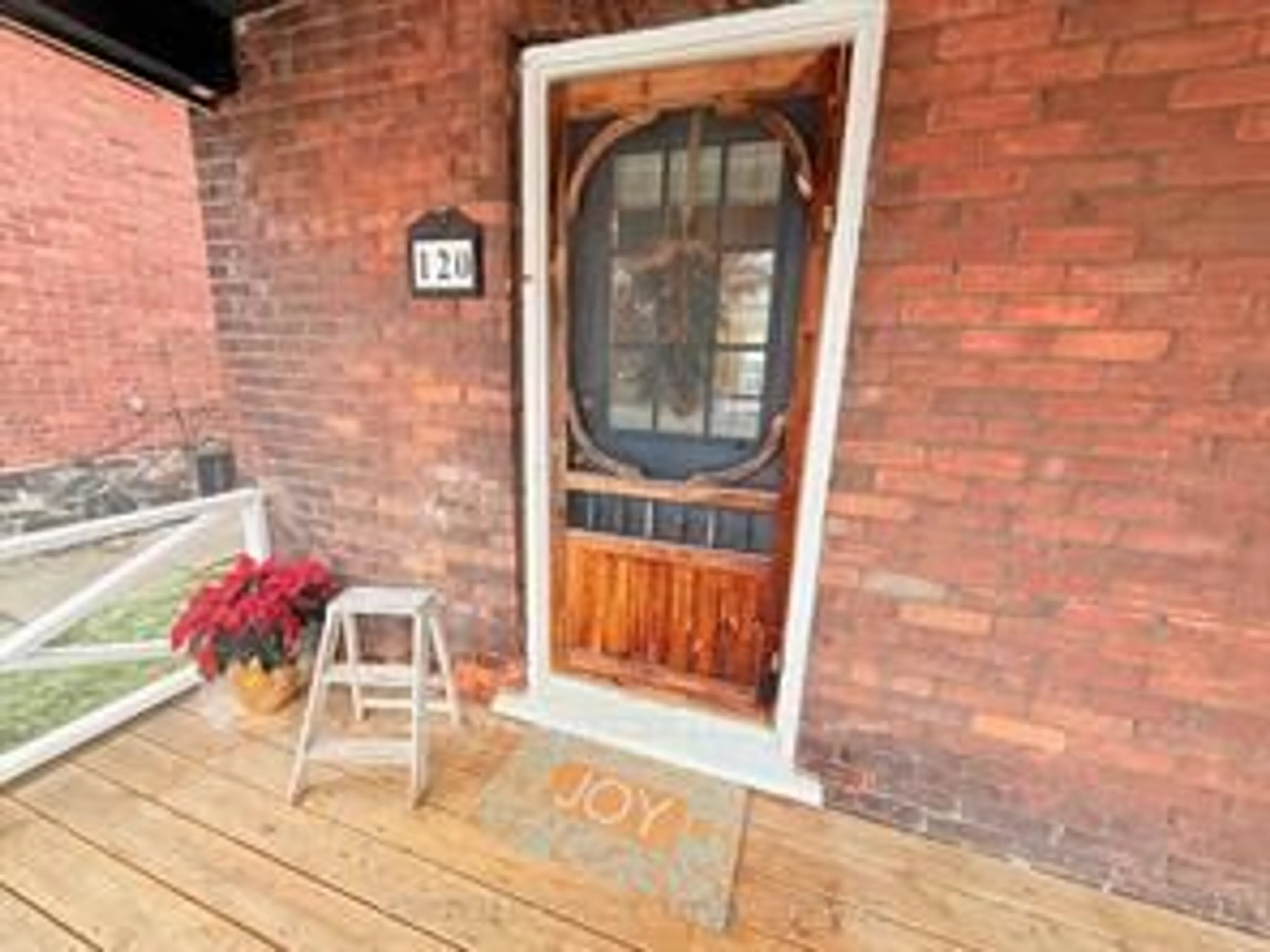 Indoor entryway for 120 Second Ave, North Bay Ontario P1B 3K8