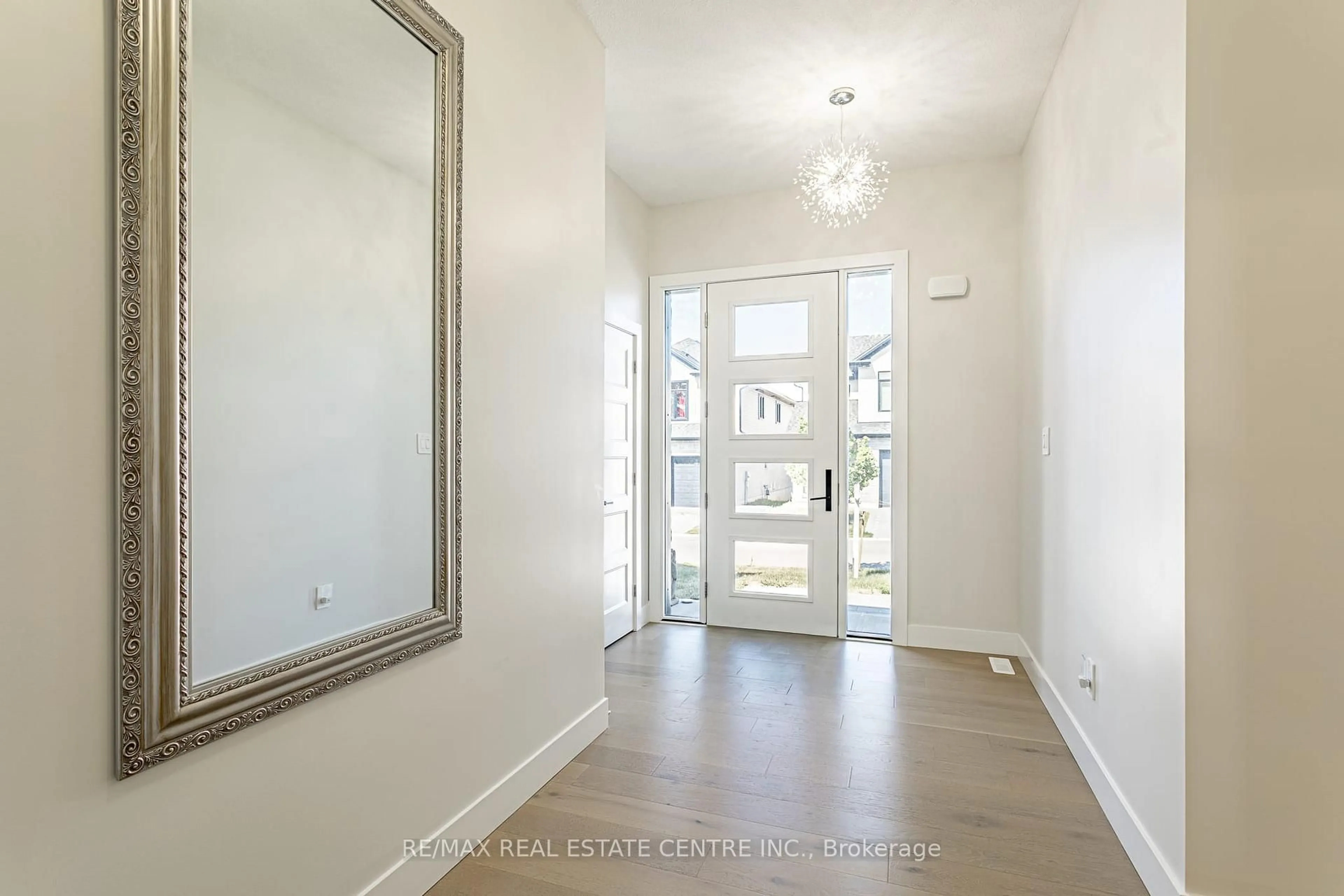 Indoor entryway for 7966 Fallon Dr #18, Lucan Biddulph Ontario N0M 1V0