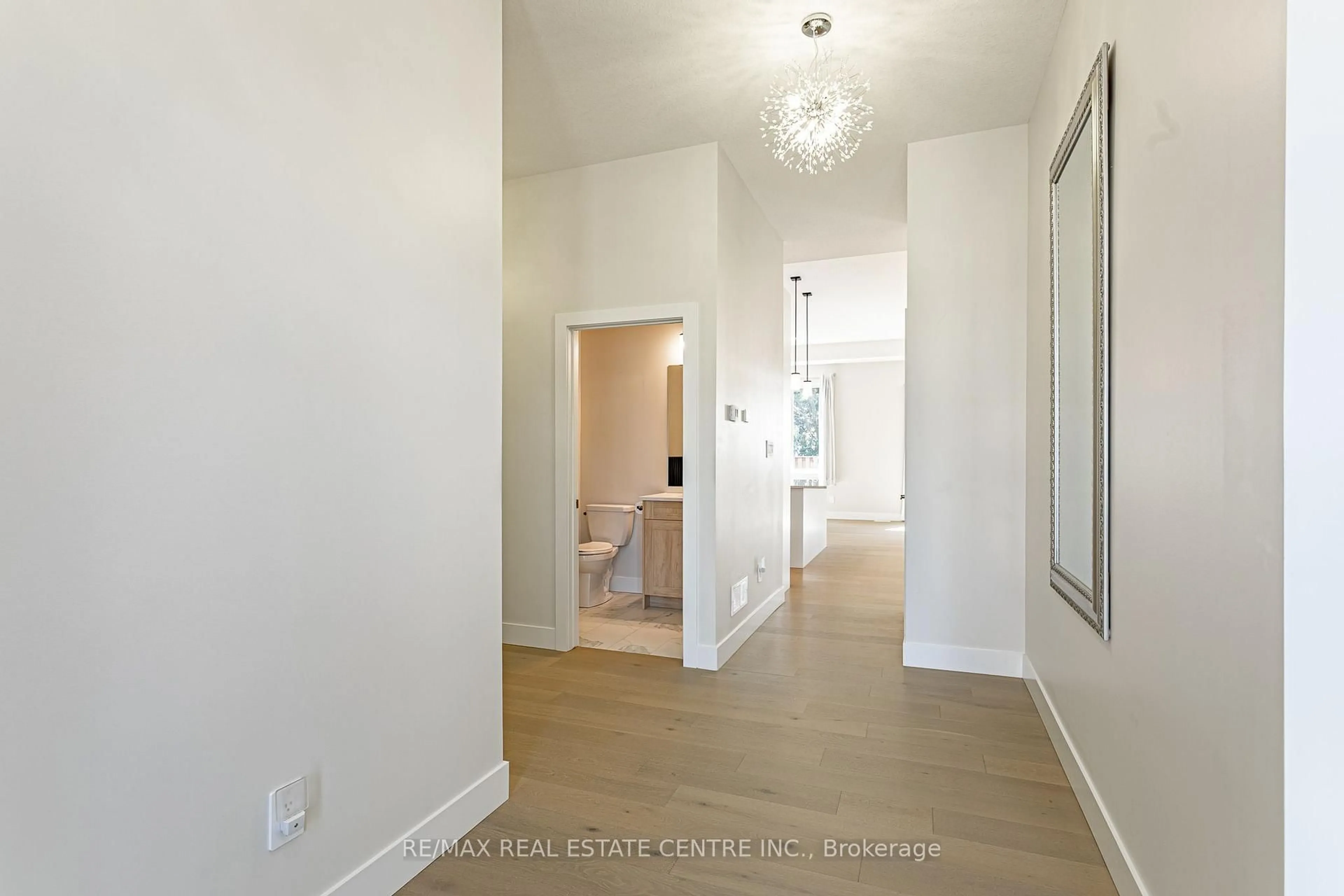 Indoor entryway for 7966 Fallon Dr #18, Lucan Biddulph Ontario N0M 1V0