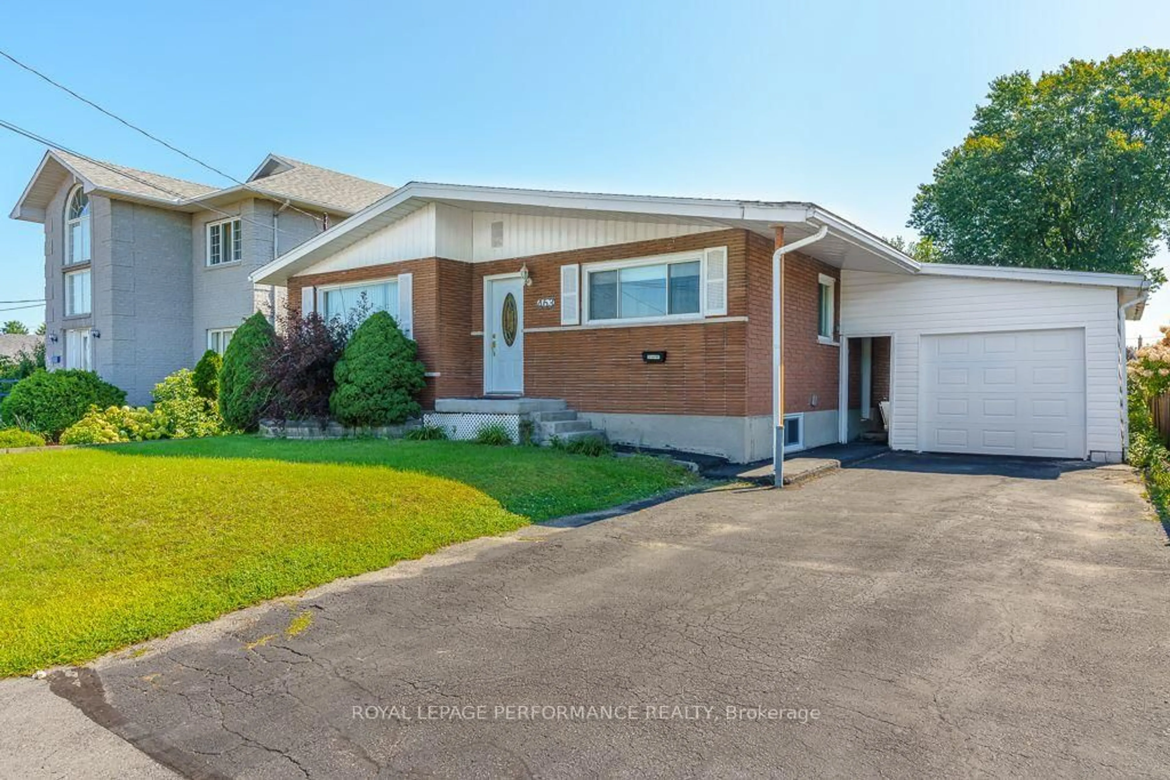 Home with vinyl exterior material, street for 463 Cameron St, Hawkesbury Ontario K6A 2B5
