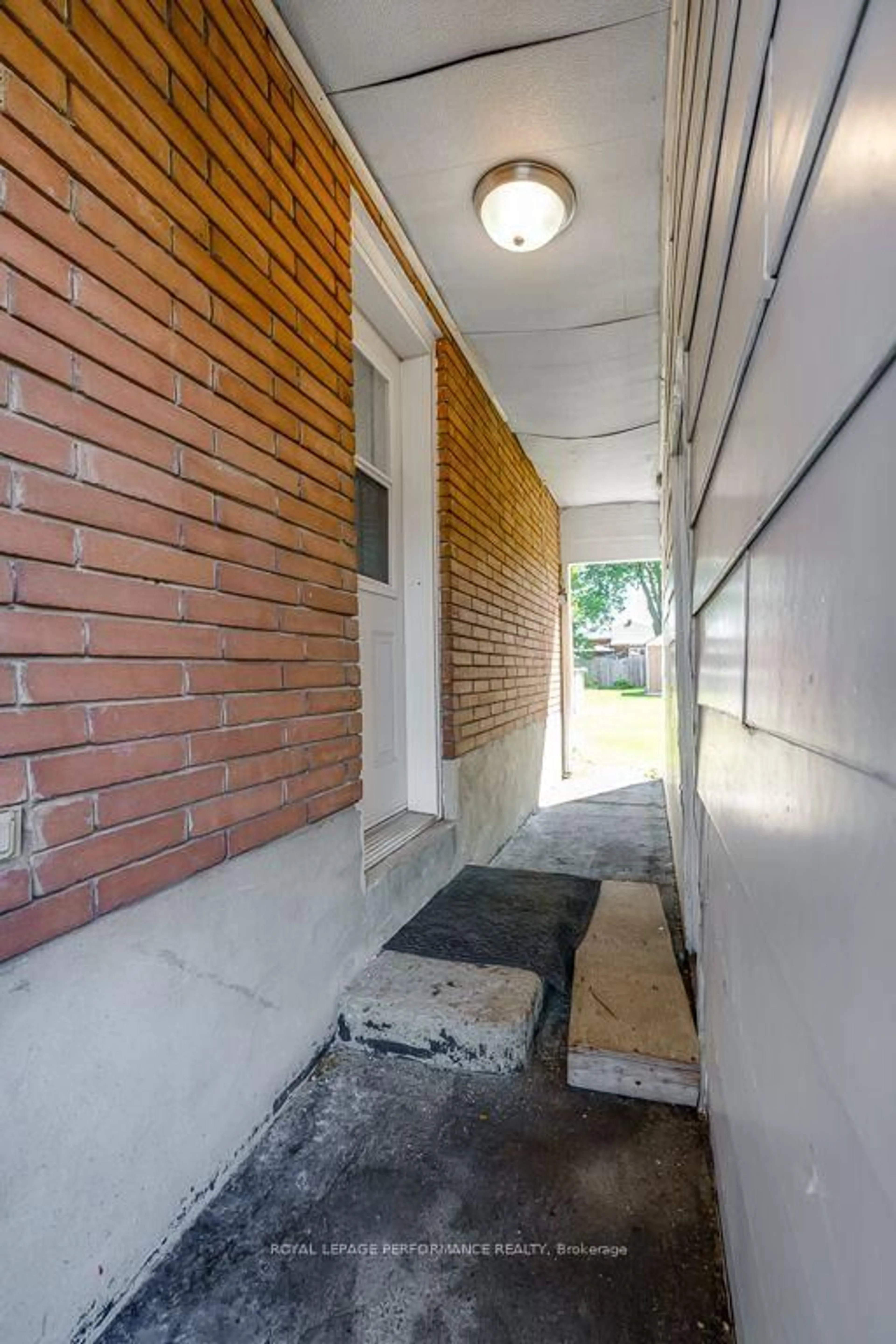 Indoor foyer for 463 Cameron St, Hawkesbury Ontario K6A 2B5