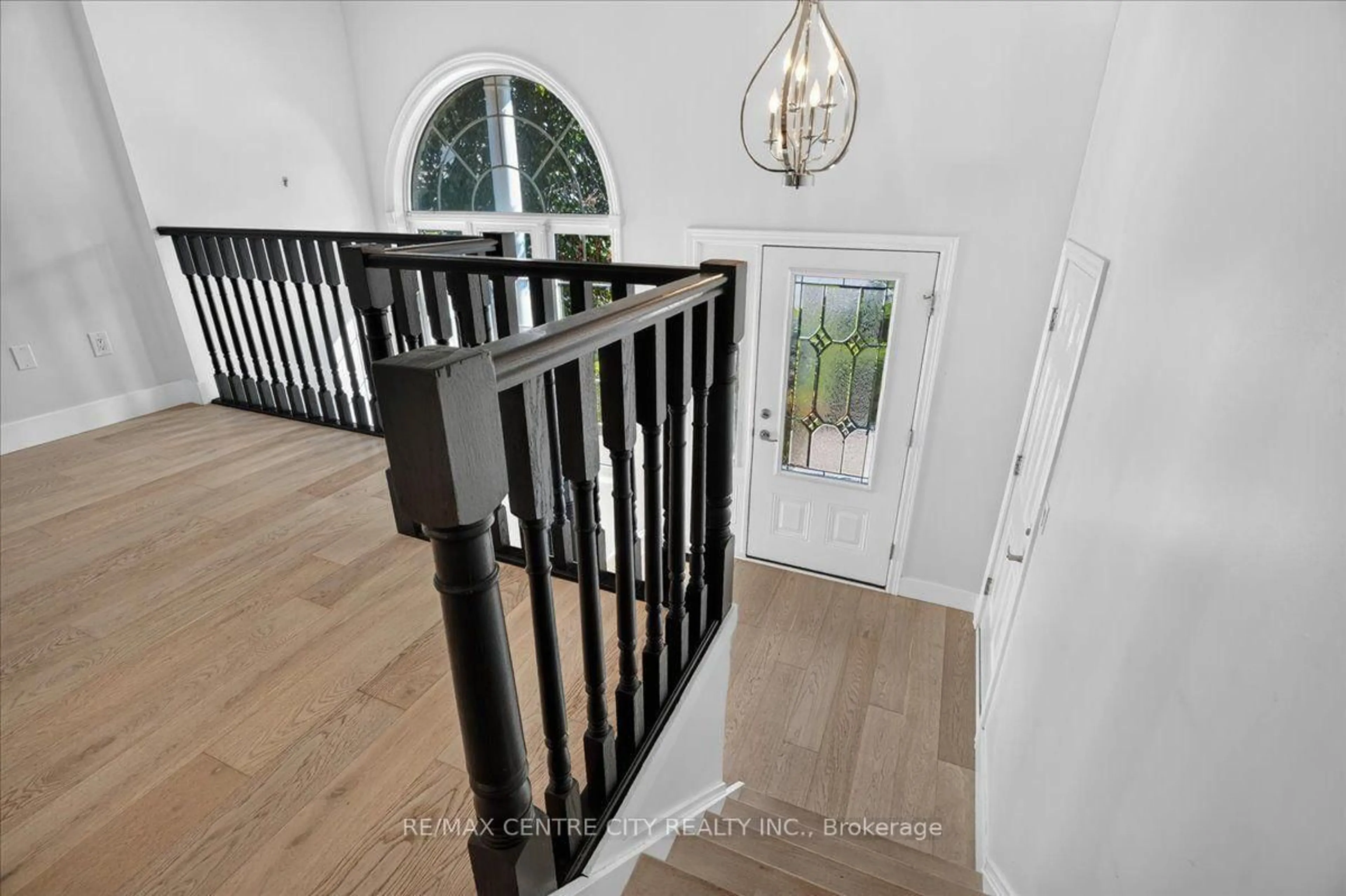 Indoor entryway for 59 Bridle Path, Strathroy-Caradoc Ontario N7G 4K3