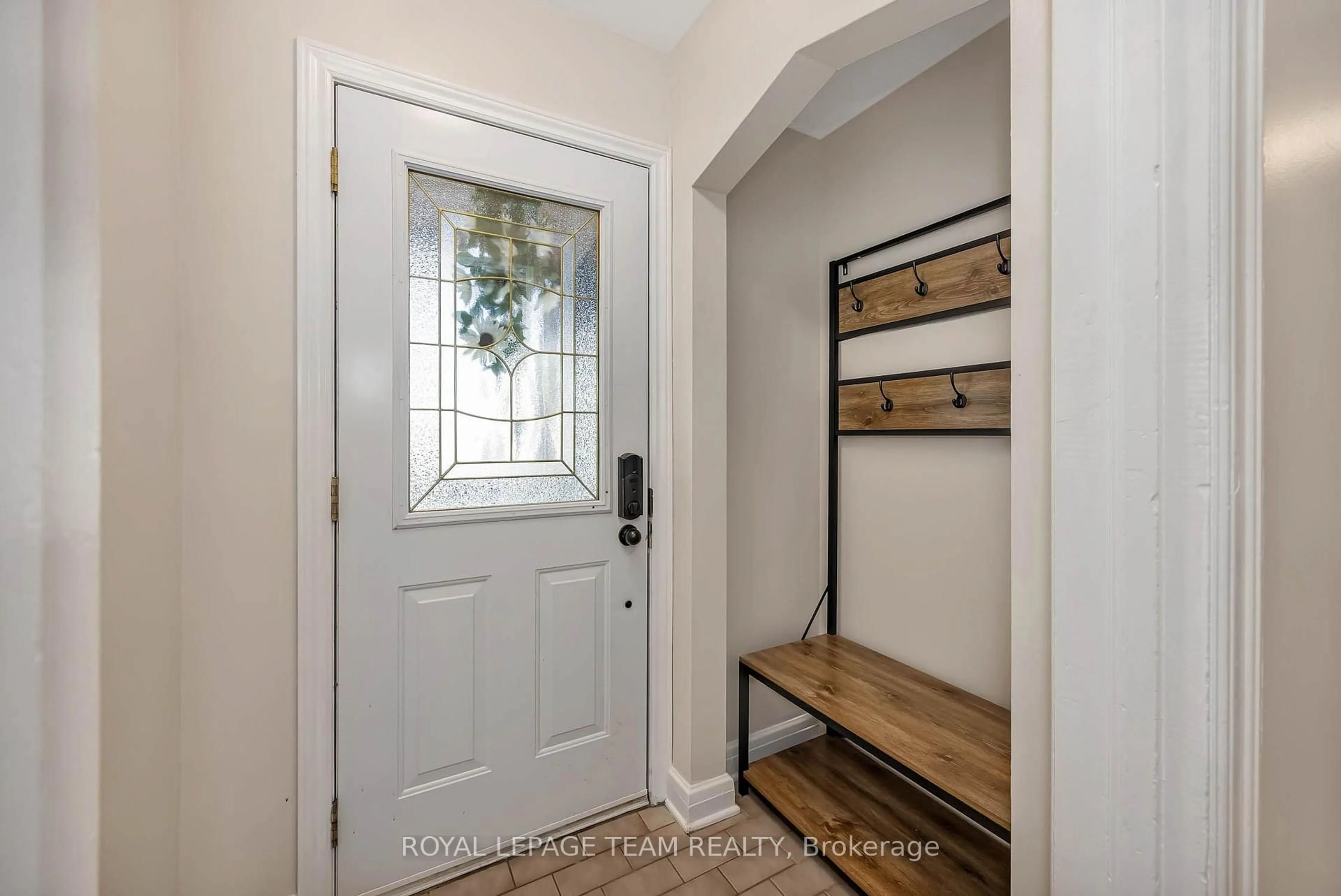 Indoor entryway for 60 Avenue Rd, Ottawa Ontario K1S 0N9