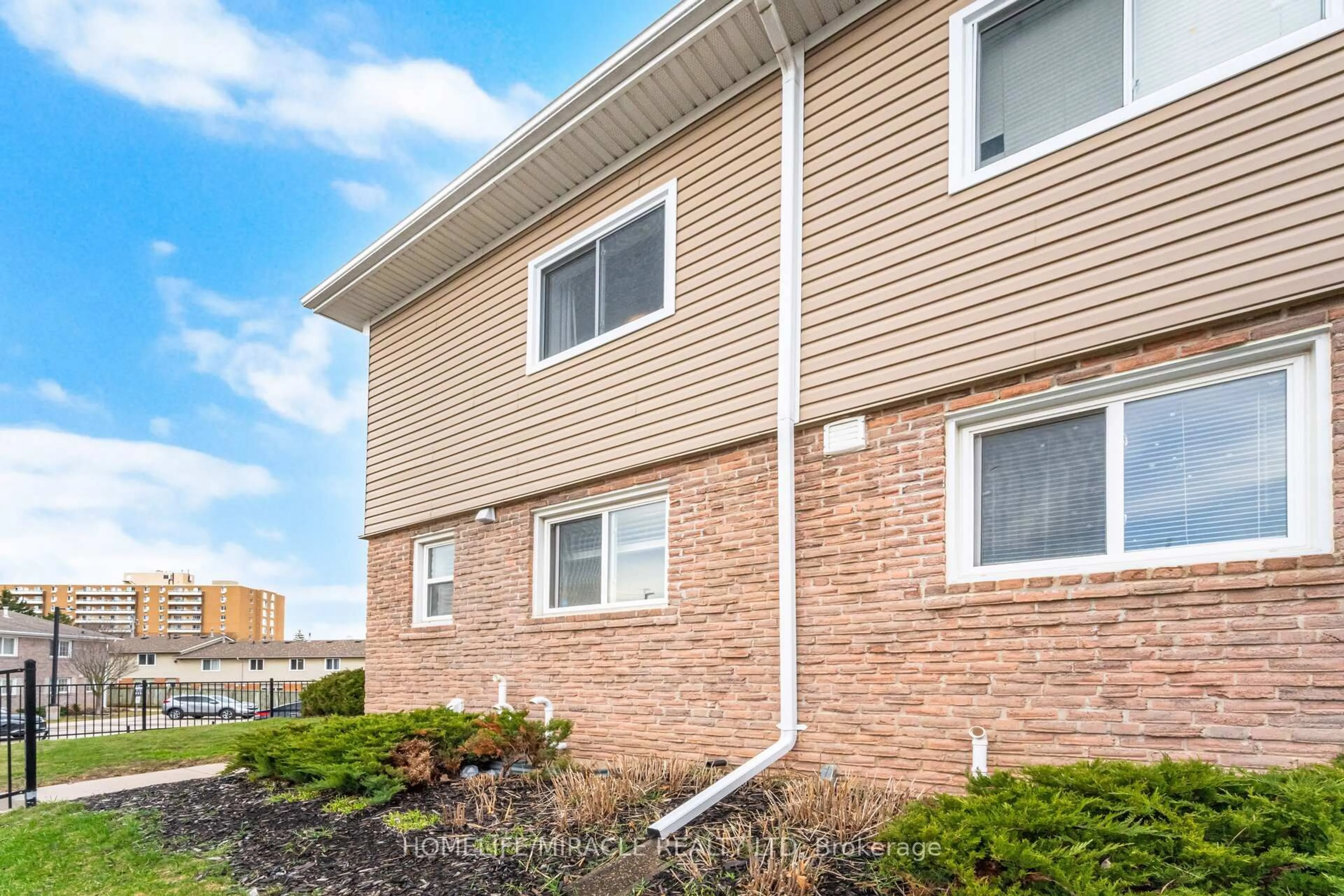 Home with vinyl exterior material, building for 50 Westmount Rd #20, Kitchener Ontario N2M 1R5