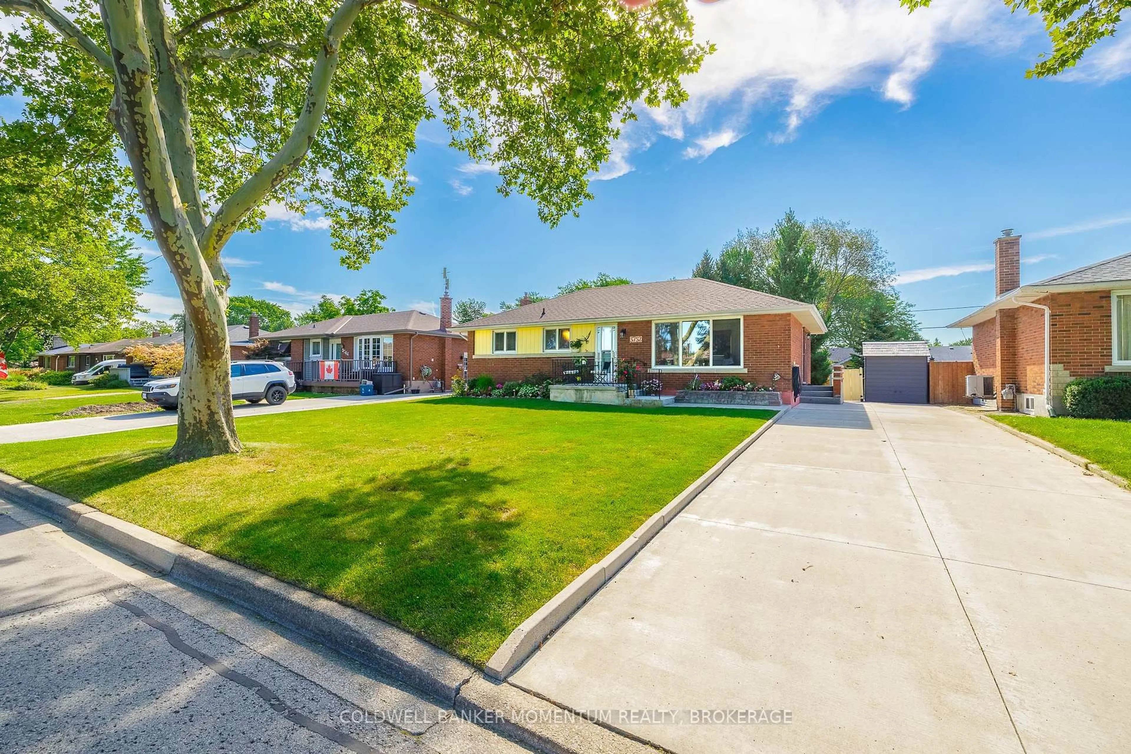 A pic from outside/outdoor area/front of a property/back of a property/a pic from drone, street for 3752 Gunning Dr, Niagara Falls Ontario L2G 6L4