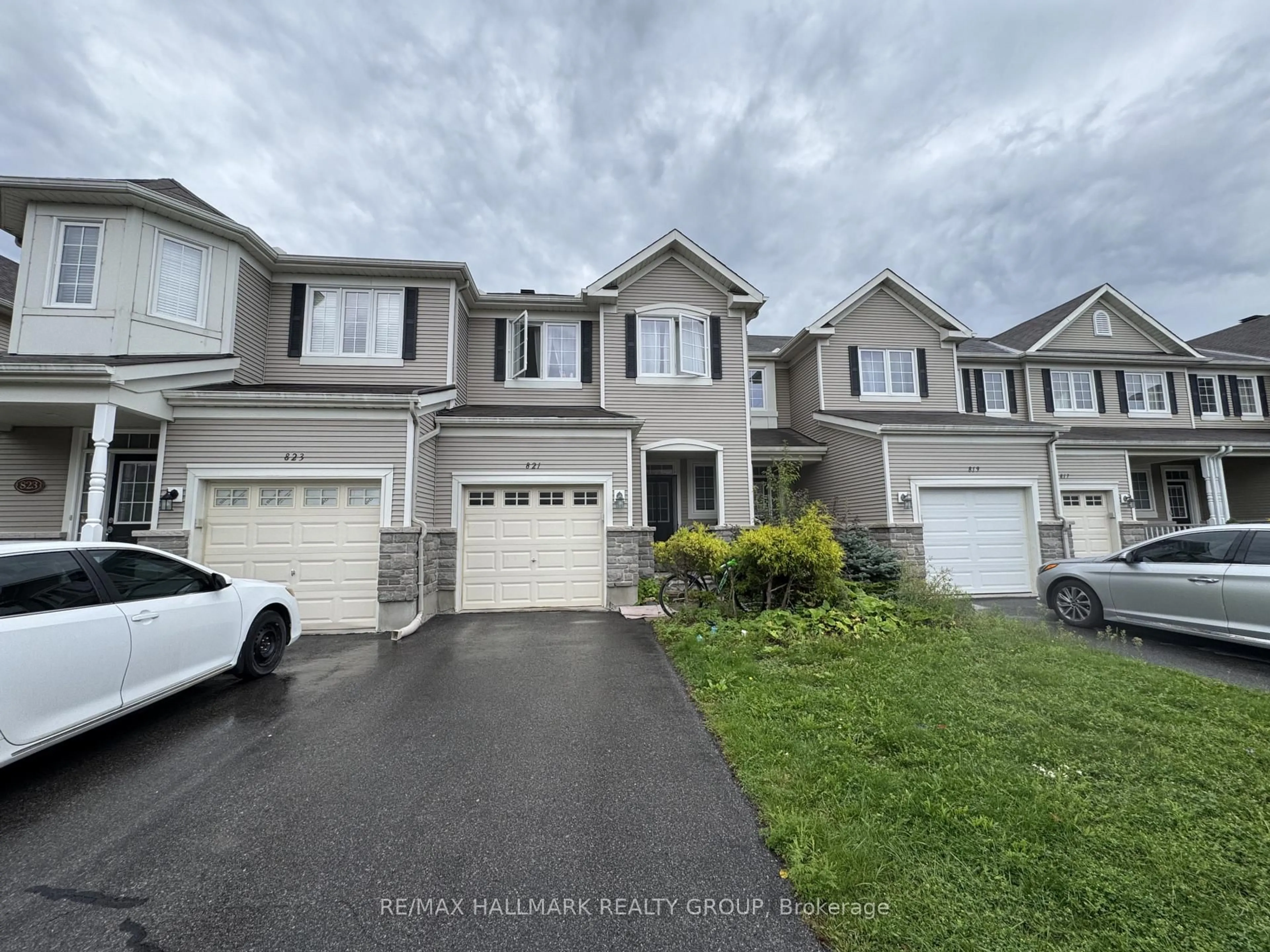 A pic from outside/outdoor area/front of a property/back of a property/a pic from drone, unknown for 821 Tabaret St, Ottawa Ontario K2M 0E4