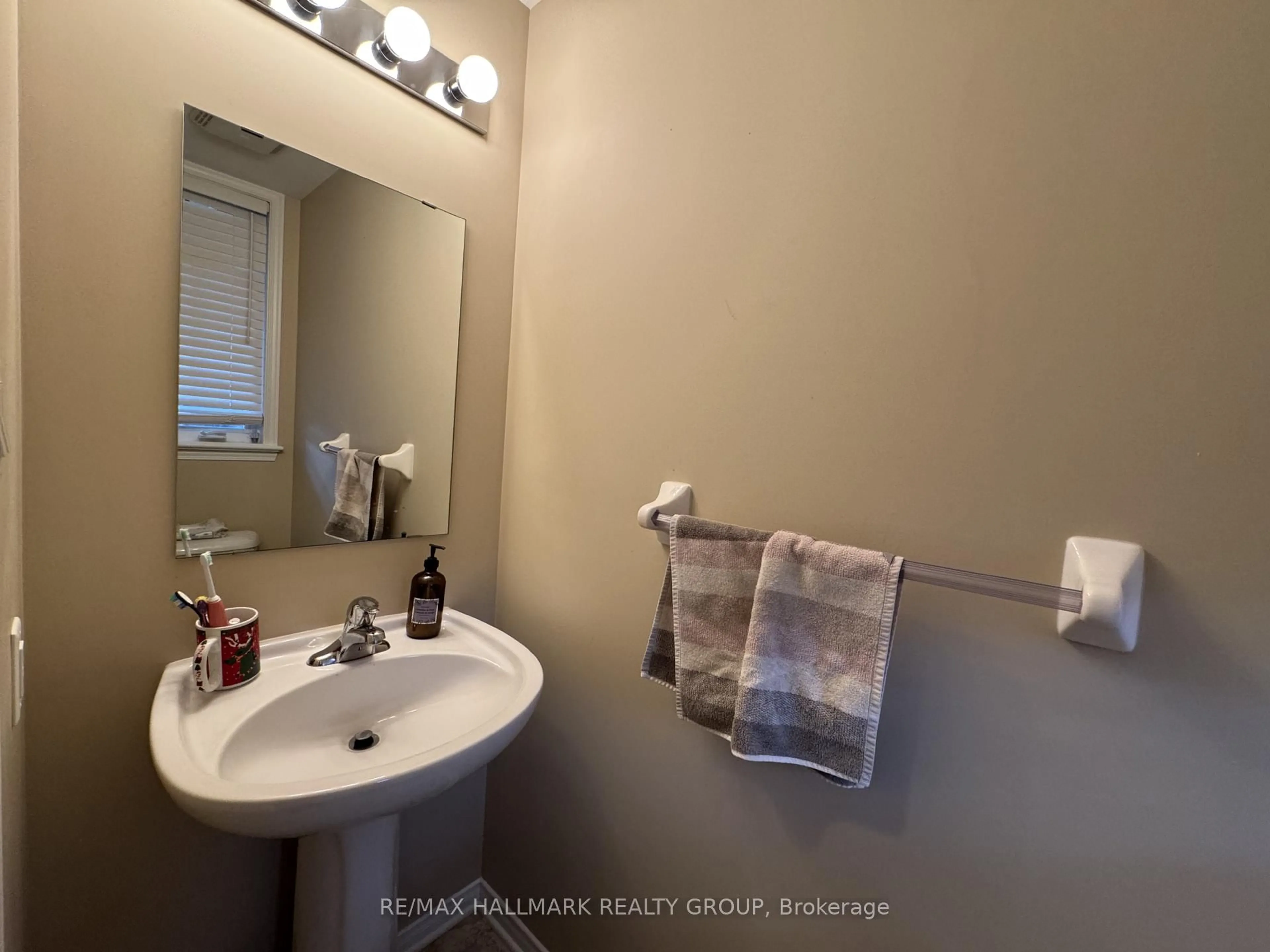 Standard bathroom, unknown for 821 Tabaret St, Ottawa Ontario K2M 0E4