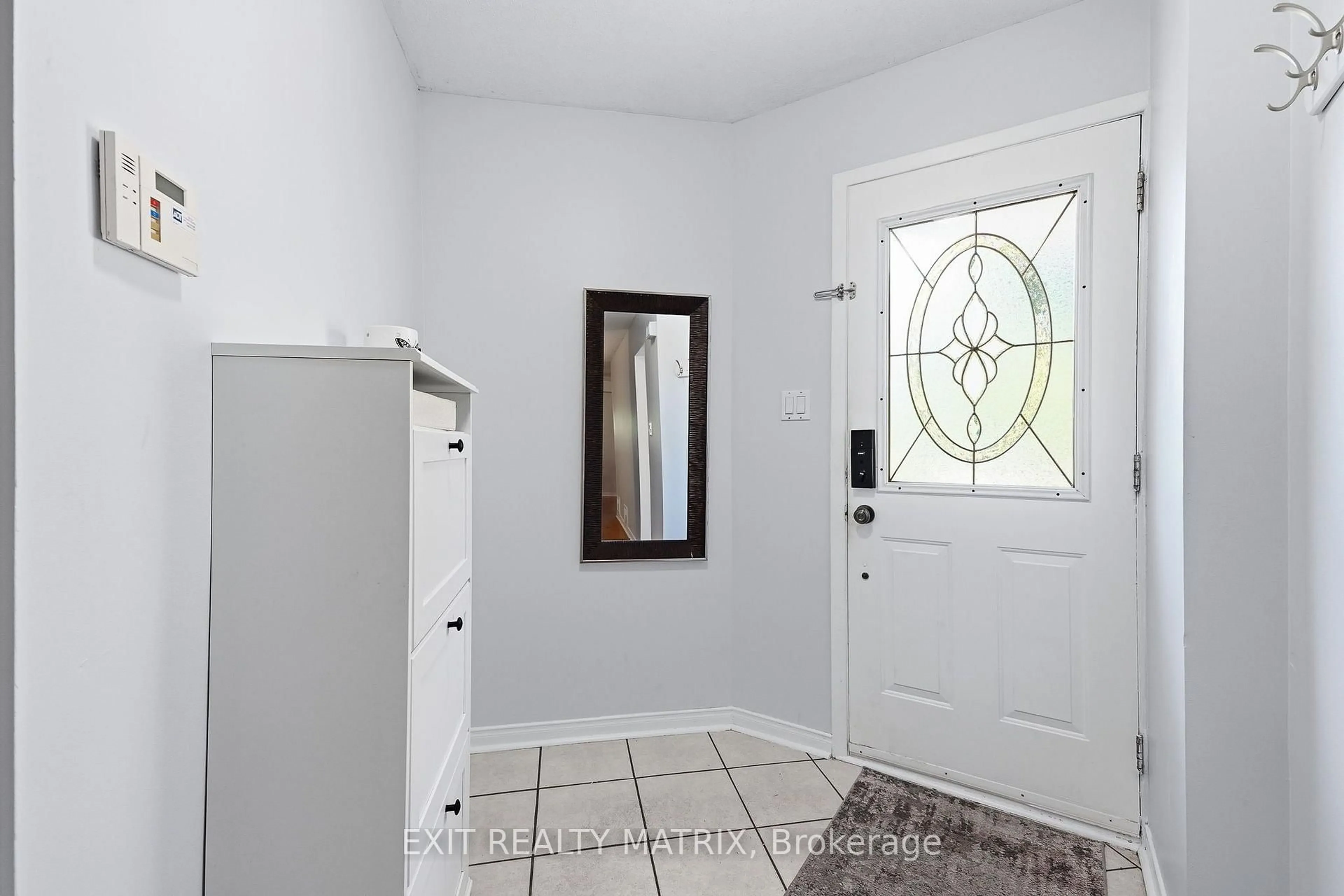 Indoor entryway for 751 Clearcrest Cres, Ottawa Ontario K4A 3E7