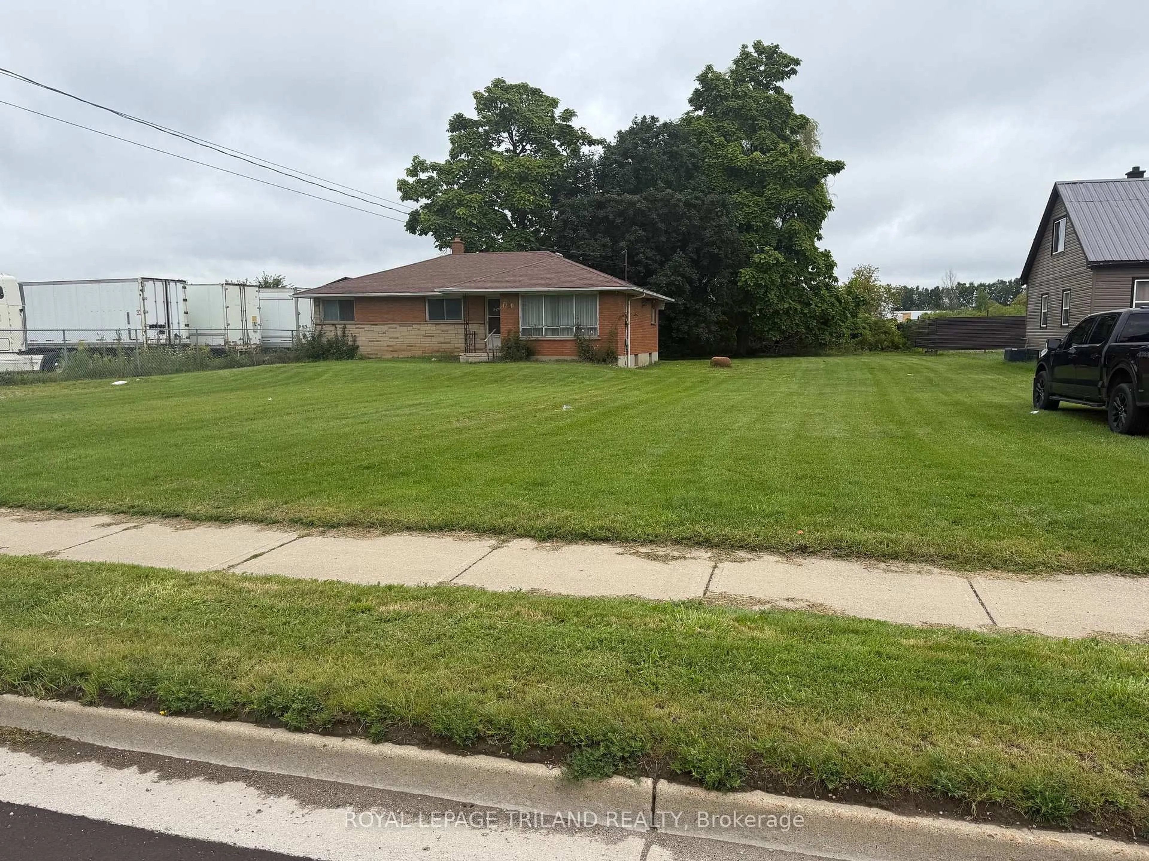 A pic from outside/outdoor area/front of a property/back of a property/a pic from drone, street for 1780 GORE Rd, London East Ontario N5W 6B8