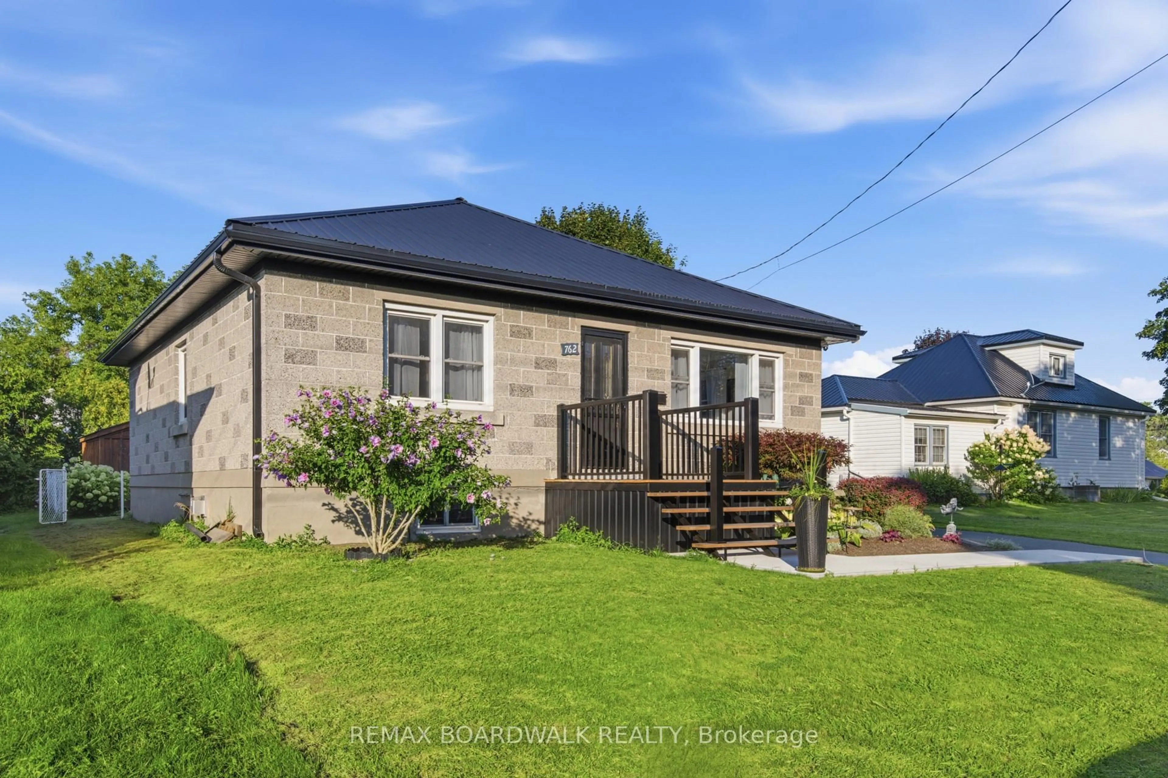 A pic from outside/outdoor area/front of a property/back of a property/a pic from drone, street for 762 St Lawrence St, Prescott Ontario K0E 1T0