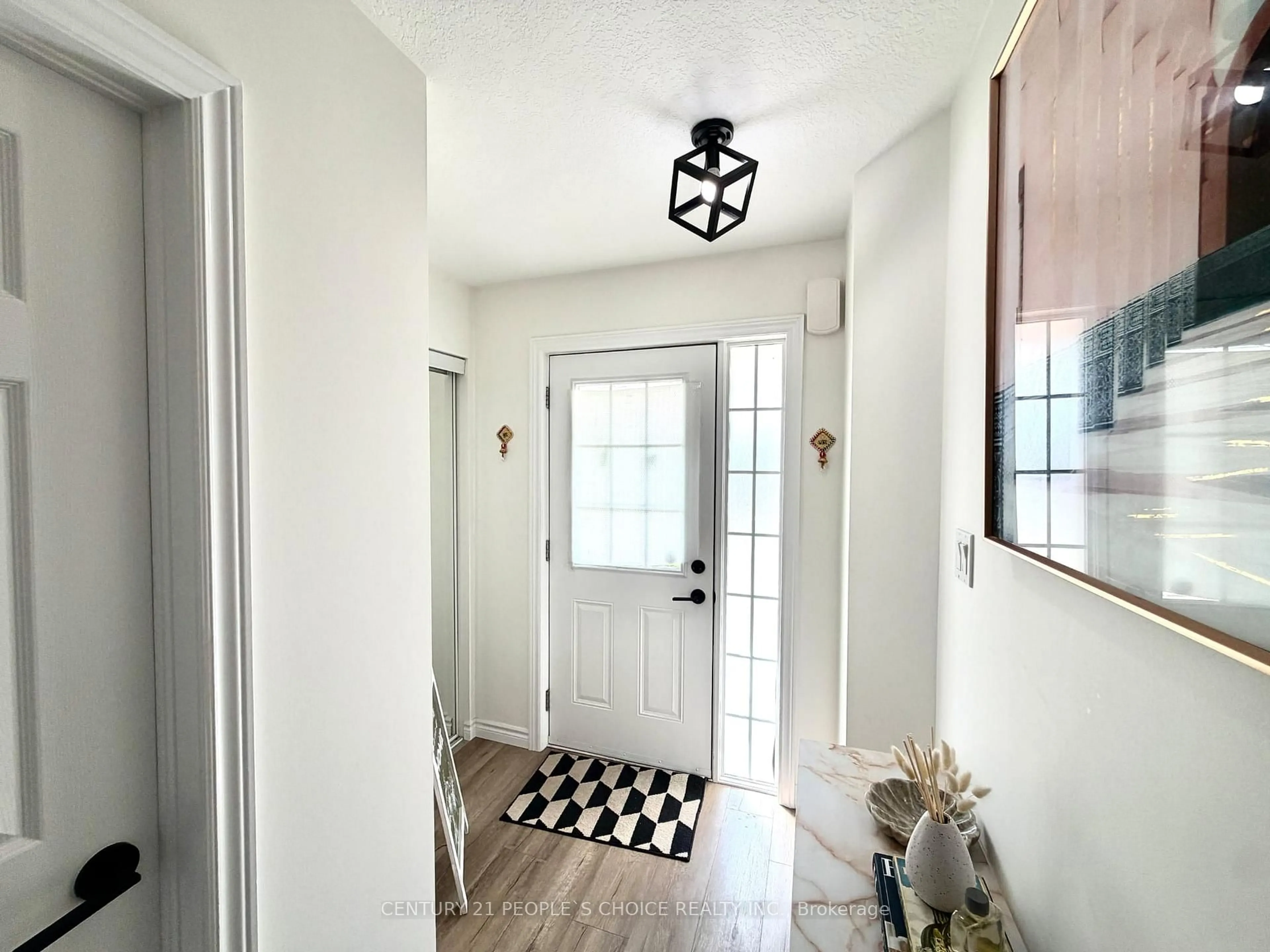 Indoor entryway for 504 Doon Dr, Kitchener Ontario N2P 2Z1