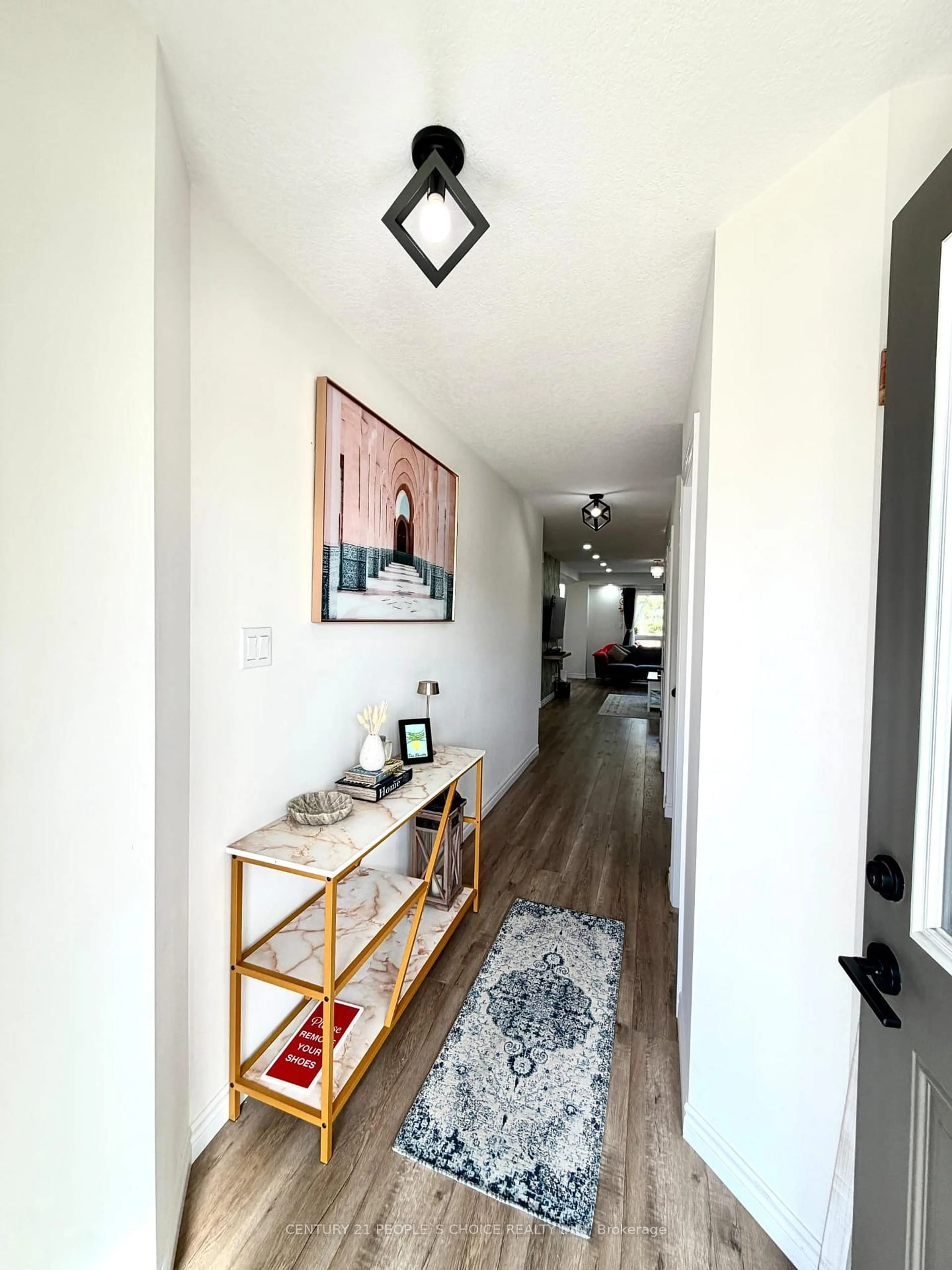 Indoor entryway for 504 Doon Dr, Kitchener Ontario N2P 2Z1