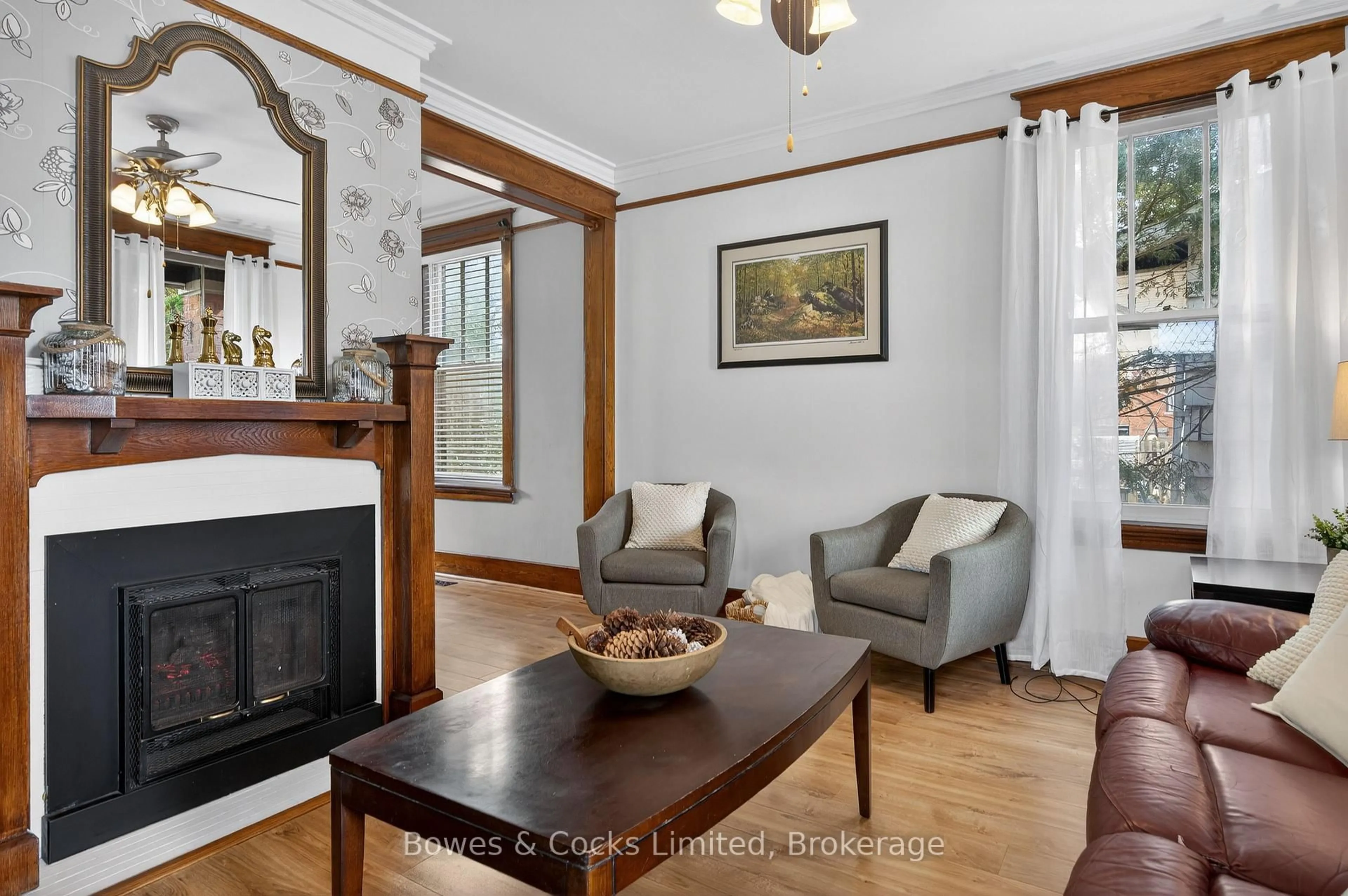 Living room with furniture, wood/laminate floor for 270 William St, Kawartha Lakes Ontario K9V 4C1