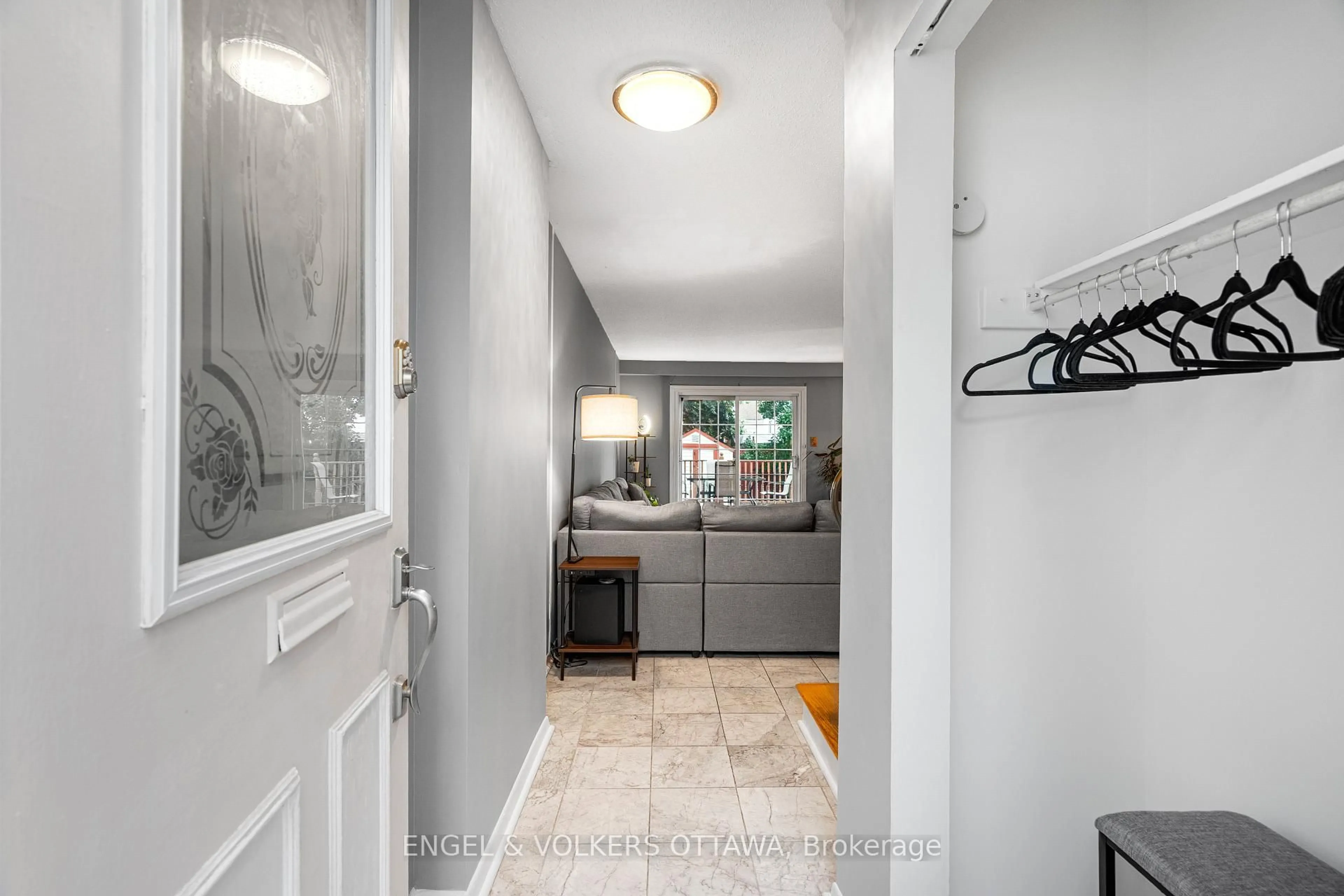 Indoor entryway for 10 Estelle Cres, Nepean Ontario K2H 5X1