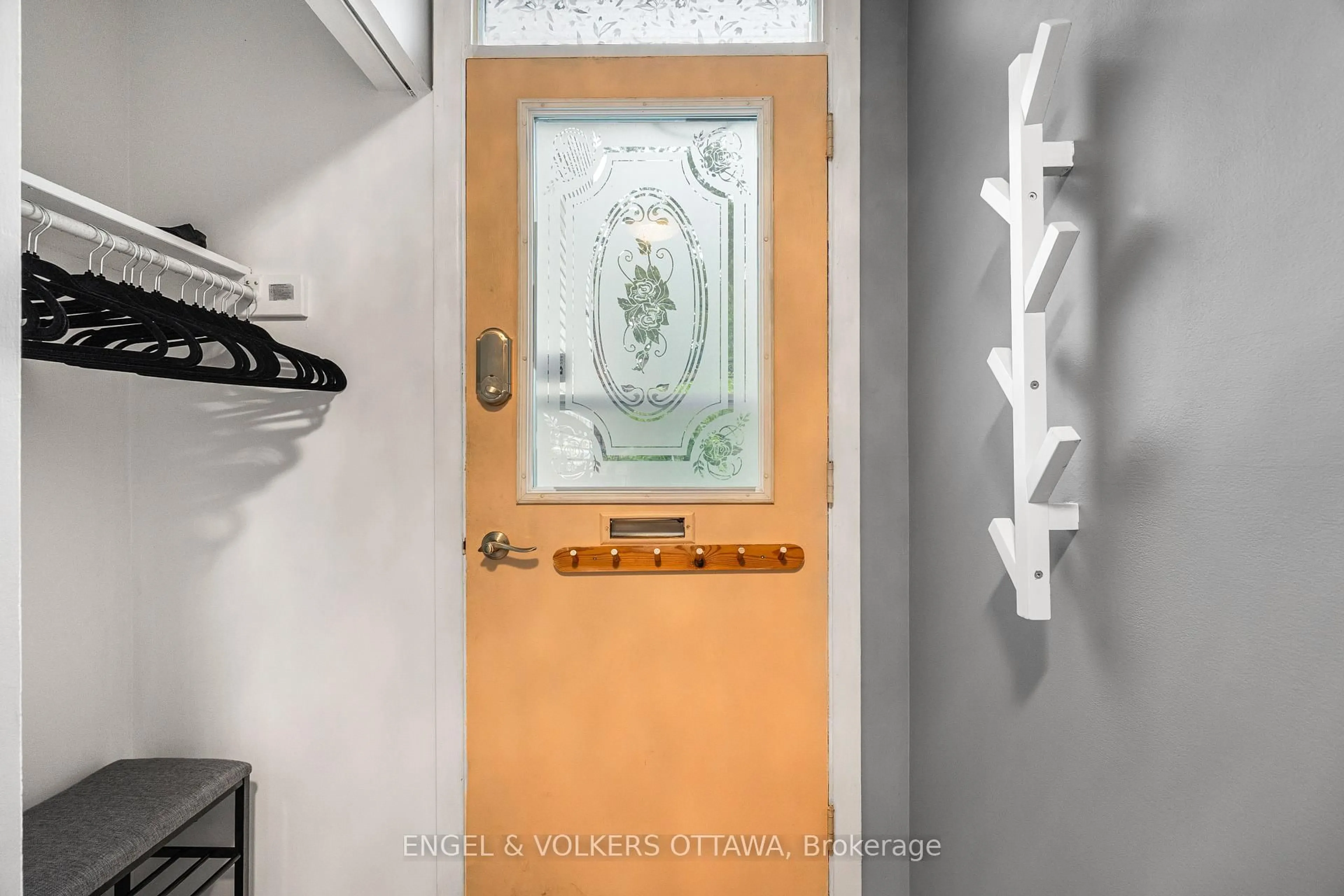 Indoor entryway for 10 Estelle Cres, Nepean Ontario K2H 5X1