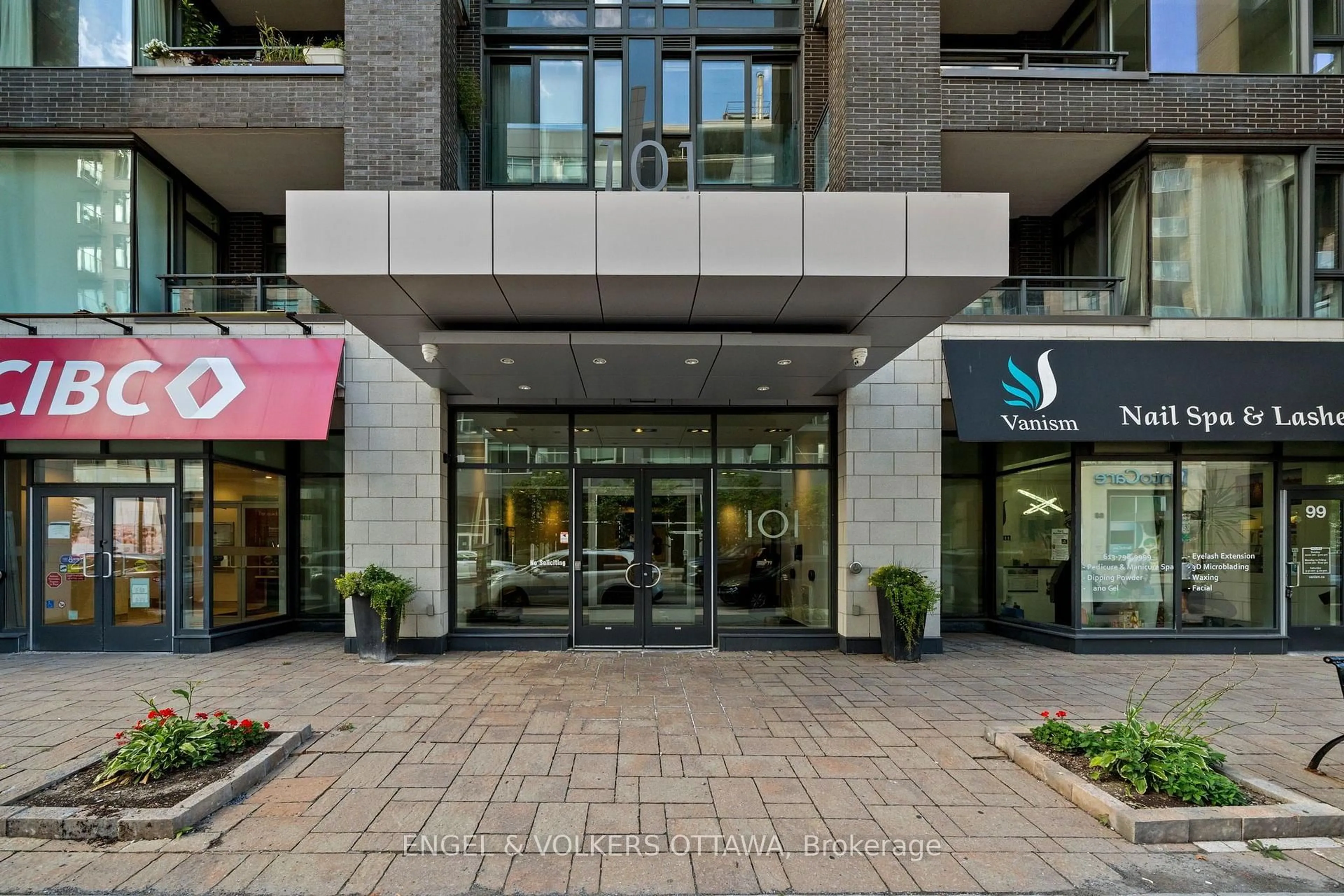 Indoor foyer for 101 Richmond Rd #219, Ottawa Ontario K1Z 0A6