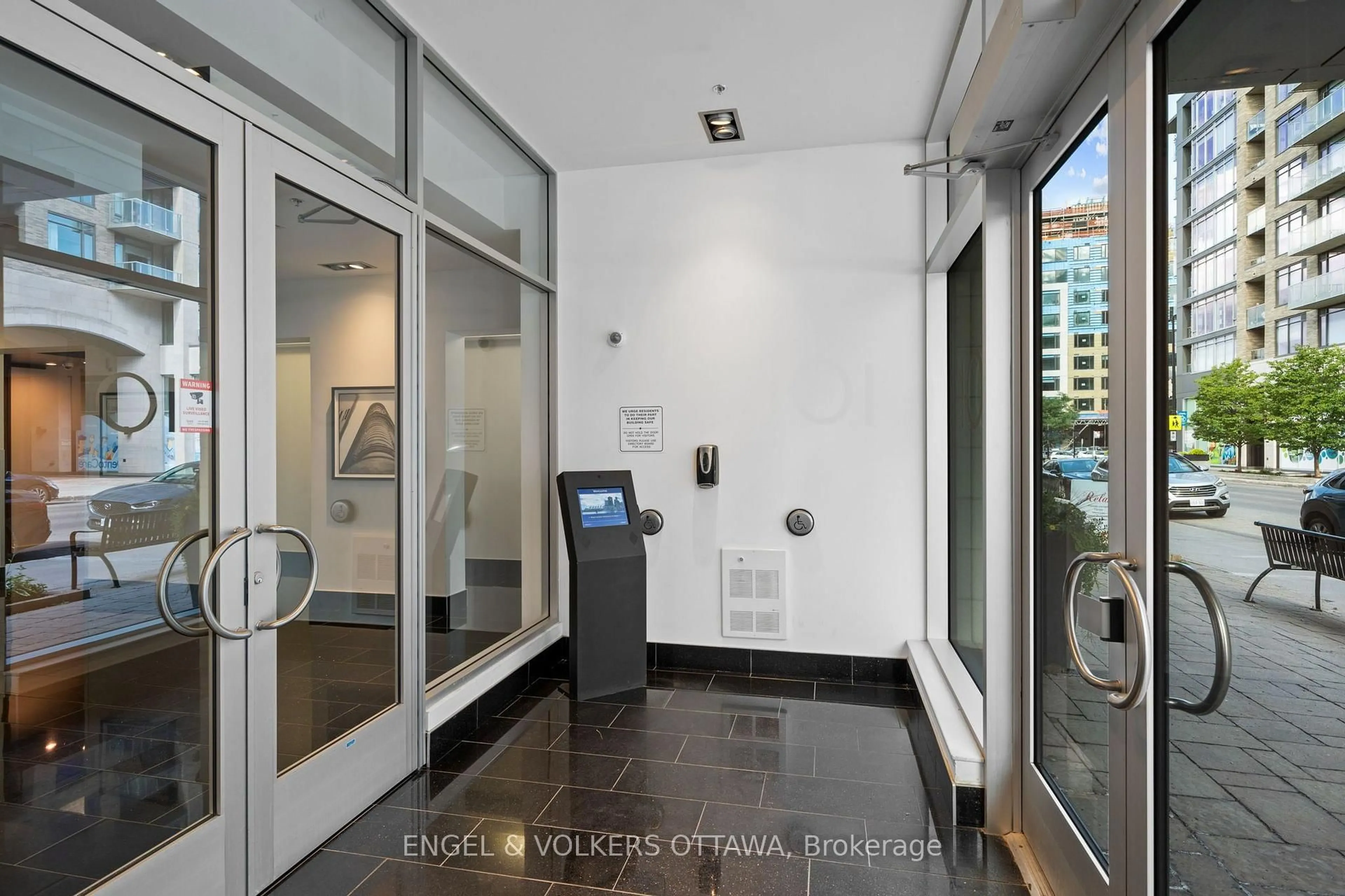 Indoor foyer for 101 Richmond Rd #219, Ottawa Ontario K1Z 0A6