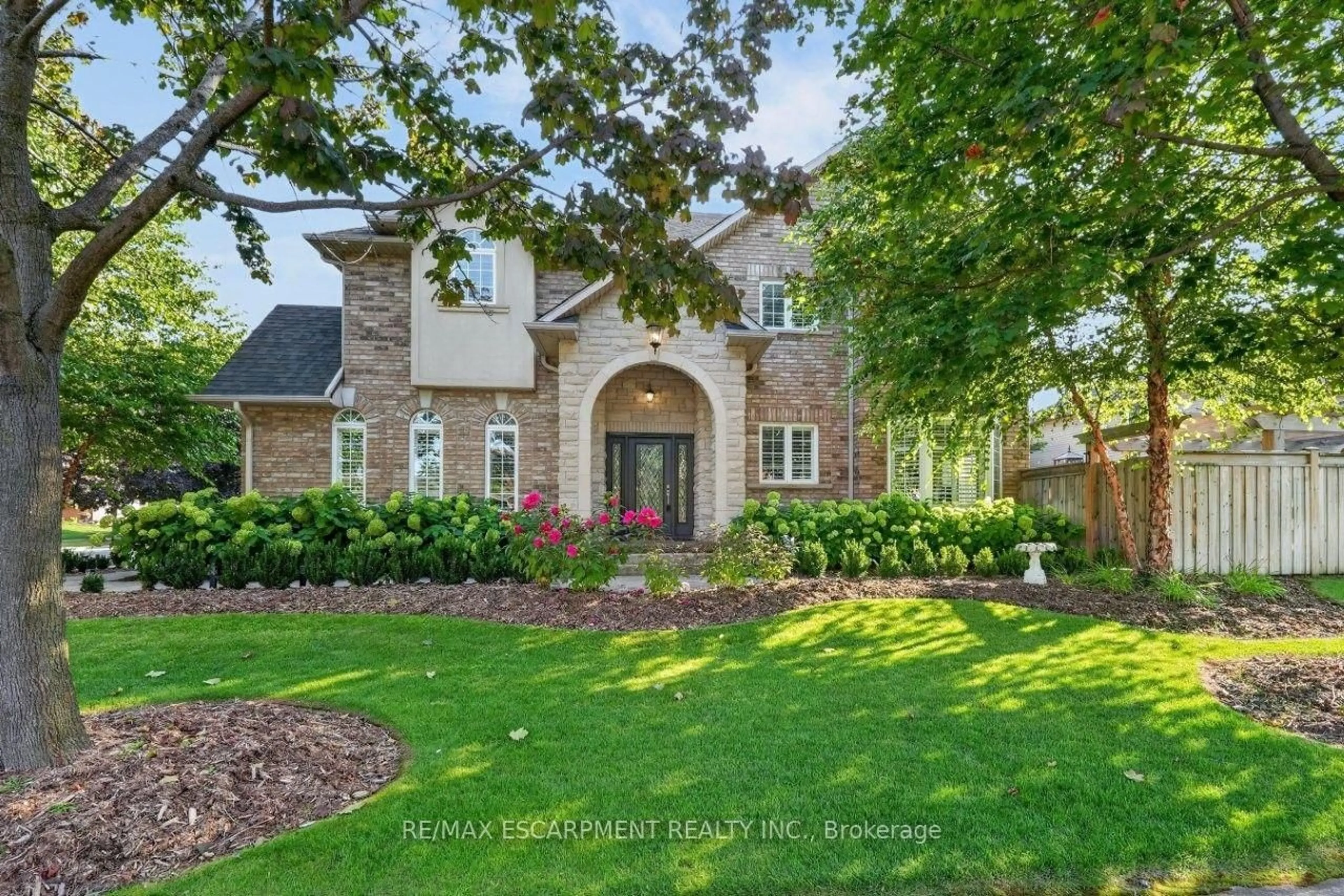 Home with brick exterior material, street for 37 Hickory Cres, Grimsby Ontario L3M 5P9