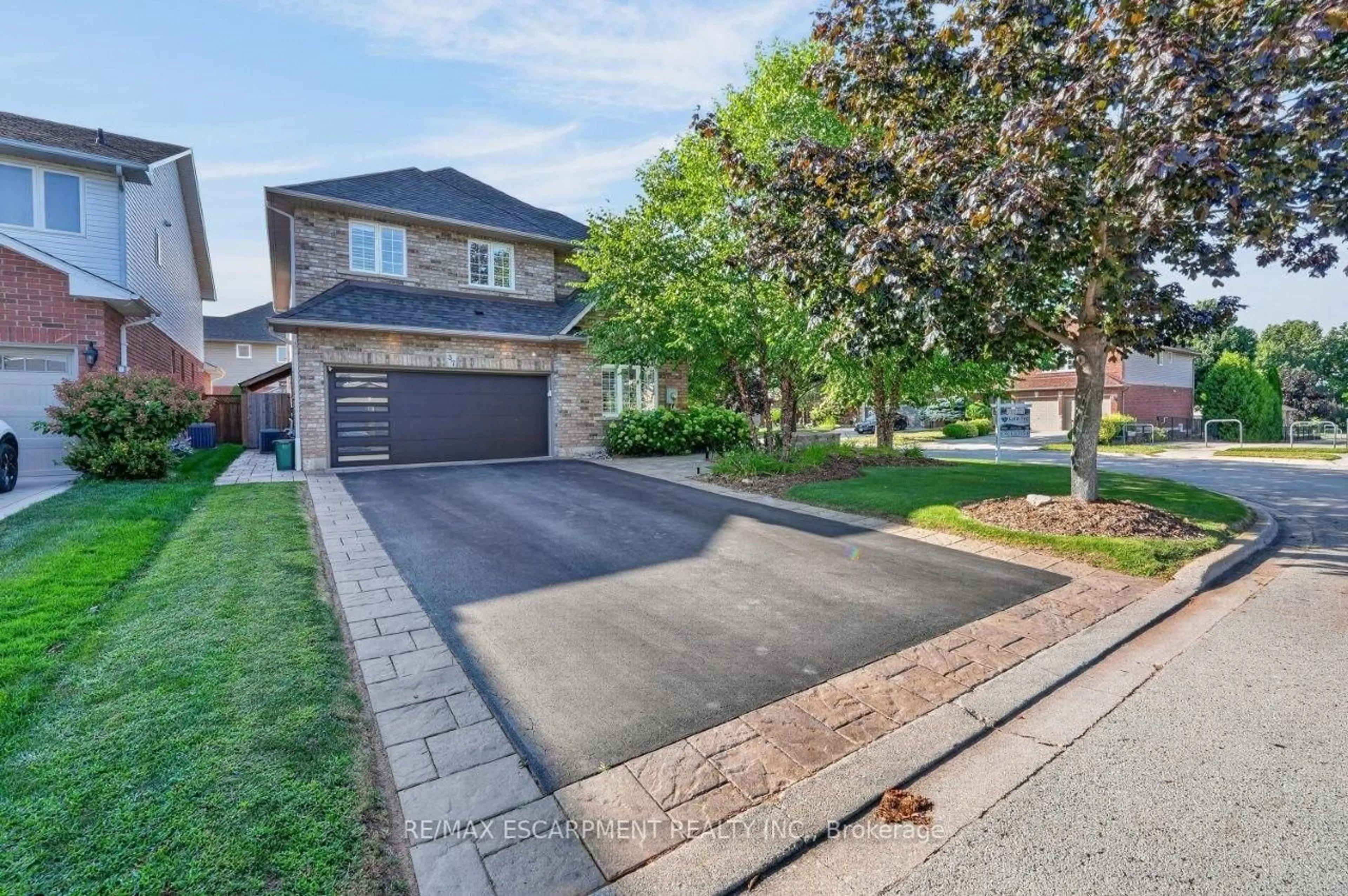 Home with brick exterior material, street for 37 Hickory Cres, Grimsby Ontario L3M 5P9