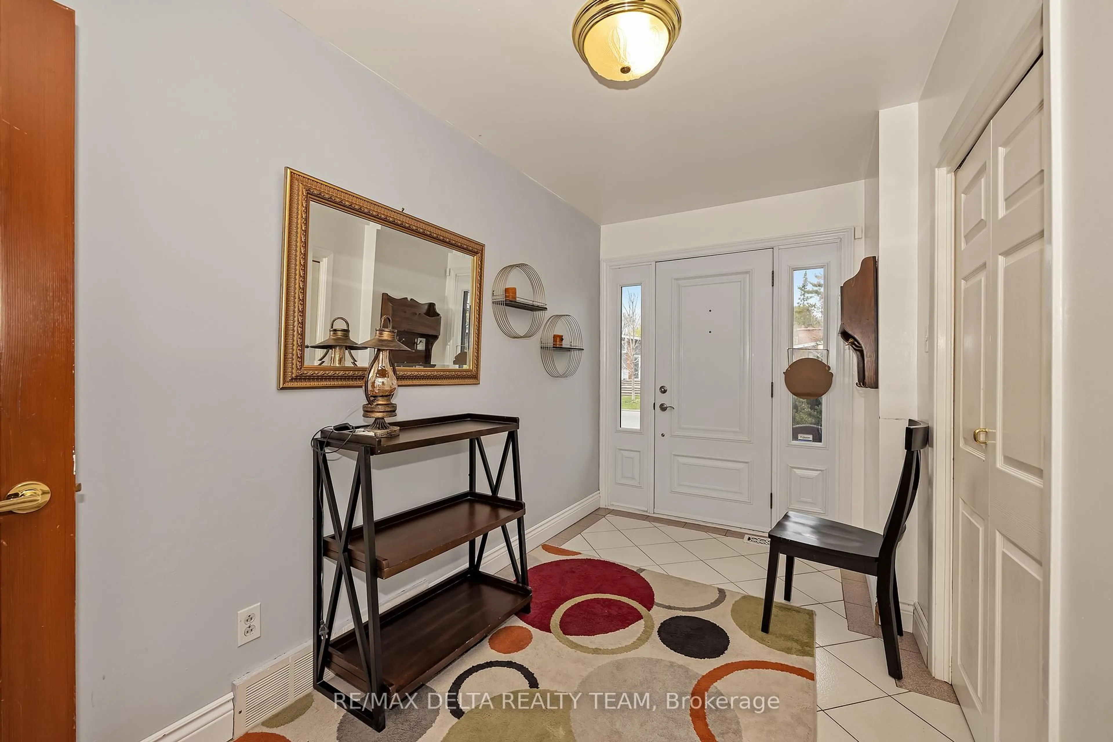Indoor entryway for 2350 Georgina Dr, Ottawa Ontario K2B 7M5