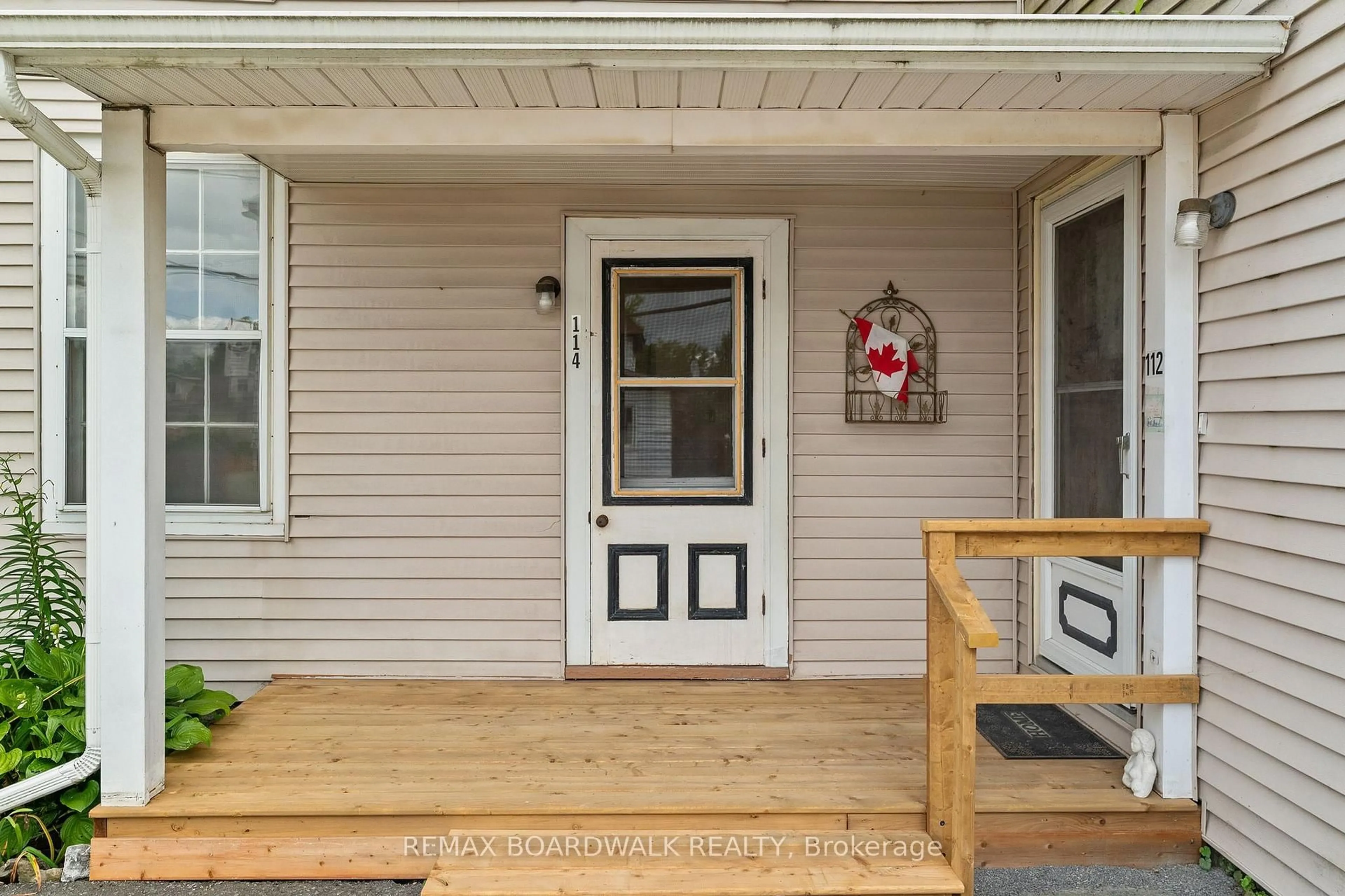 Indoor entryway for 110-114 Clothier St, North Grenville Ontario K0G 1J0