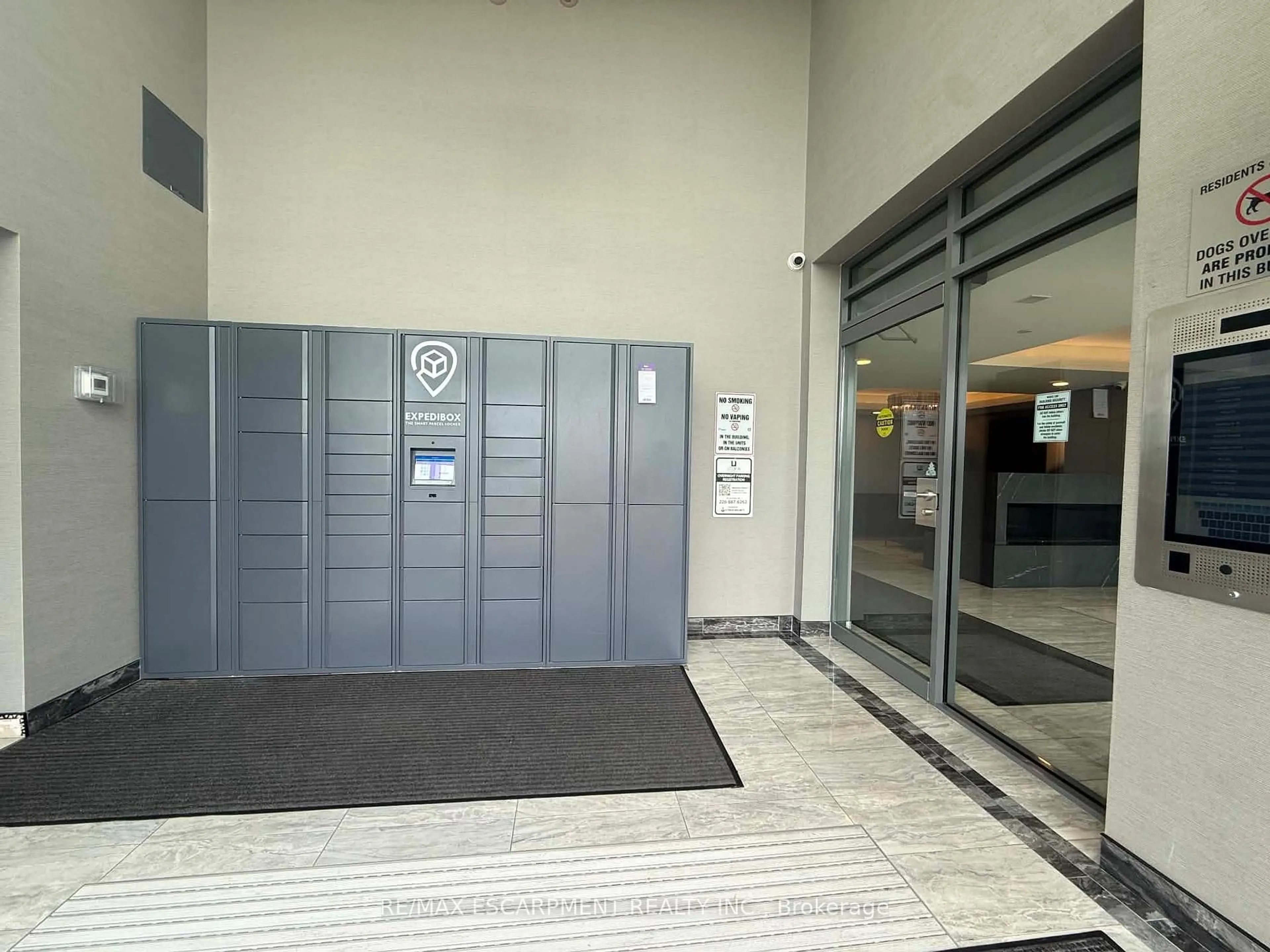 Indoor foyer for 5055 Greenlane Rd #415, Lincoln Ontario L3J 2J3