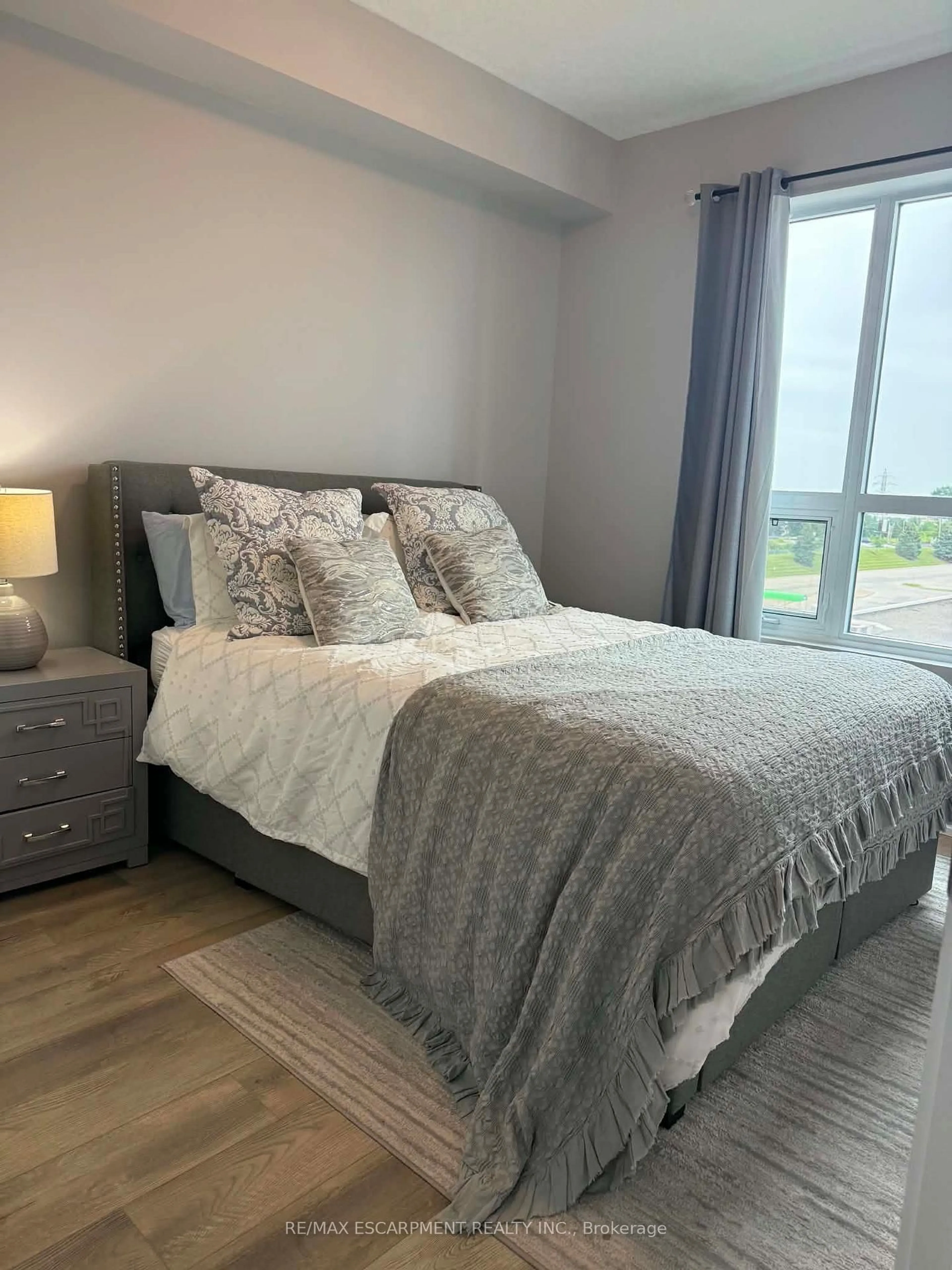 Bedroom with bed, unknown for 5055 Greenlane Rd #415, Lincoln Ontario L3J 2J3