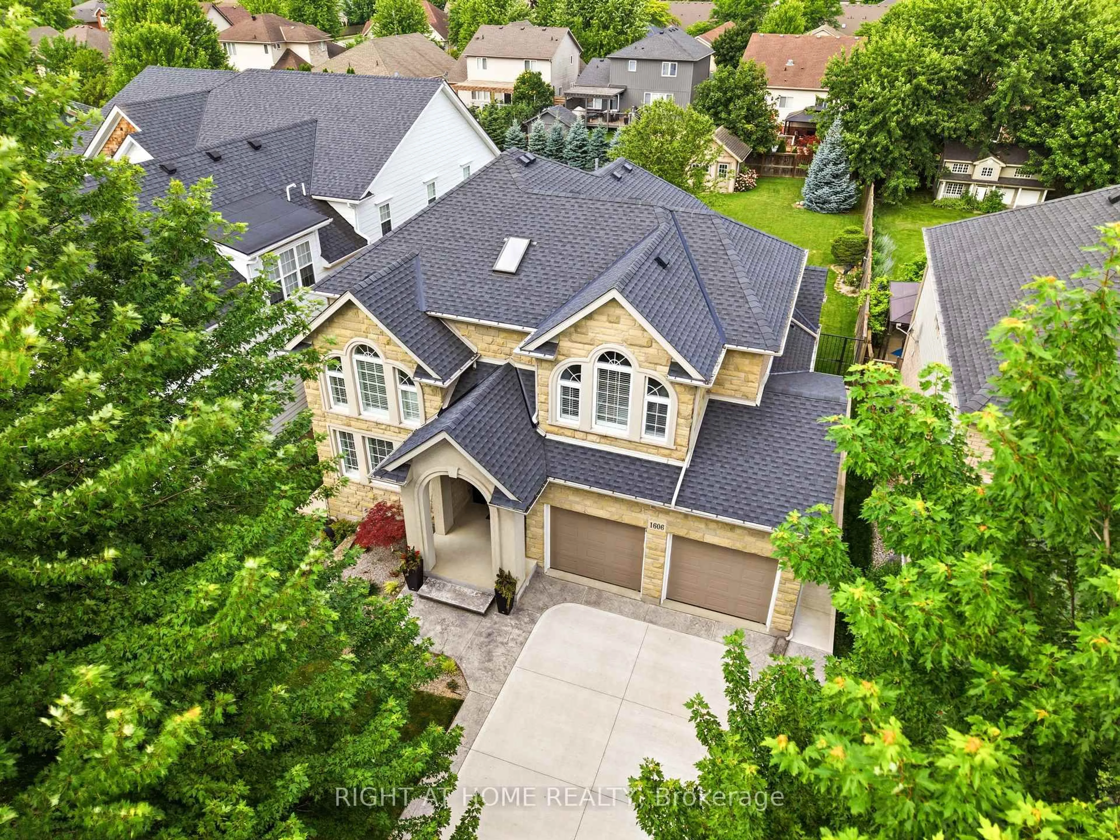 A pic from outside/outdoor area/front of a property/back of a property/a pic from drone, street for 1606 Concession 4 Rd, Niagara-on-the-Lake Ontario L0S 1J0