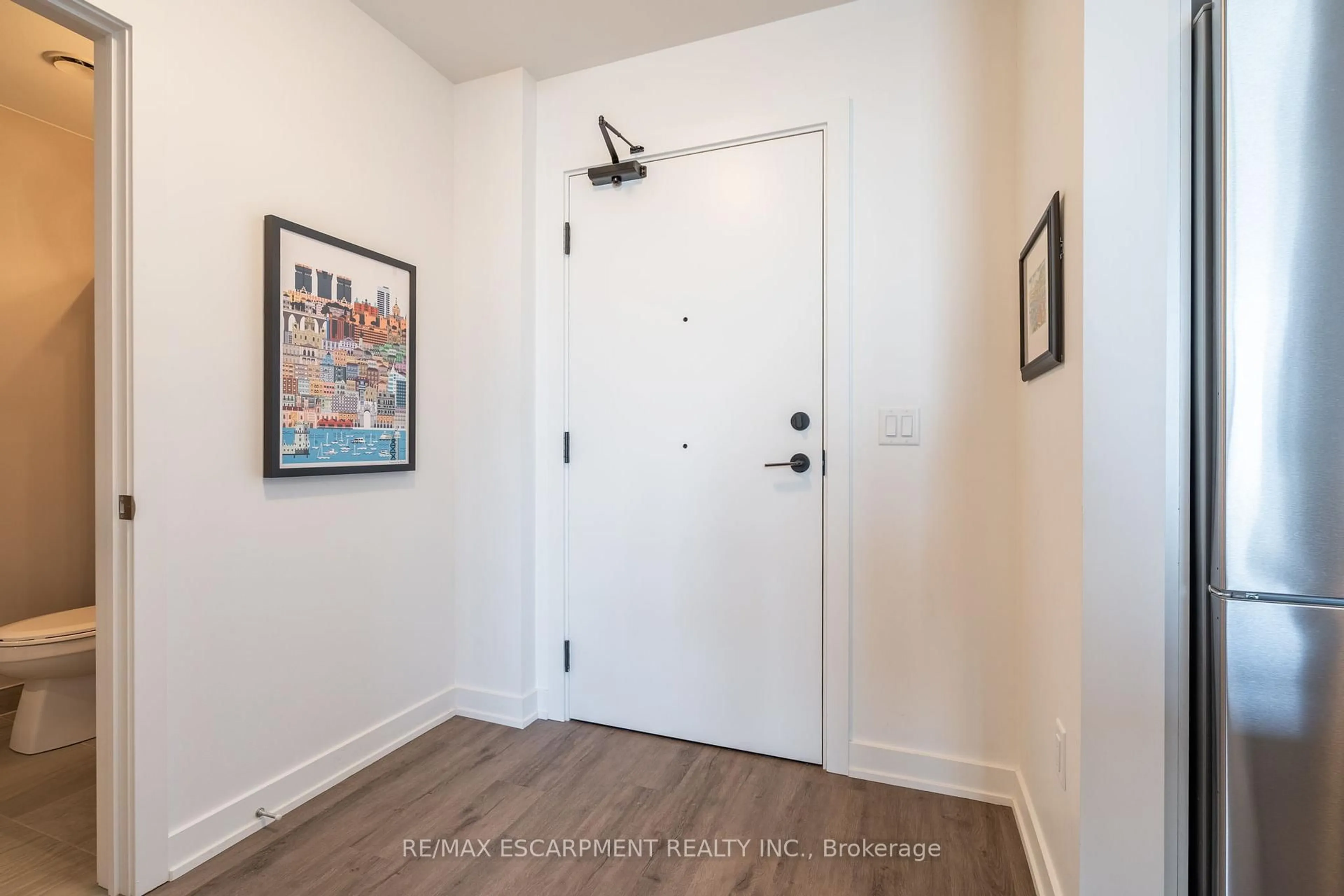 Indoor entryway for 600 North Service Rd #613, Hamilton Ontario L8E 0L2