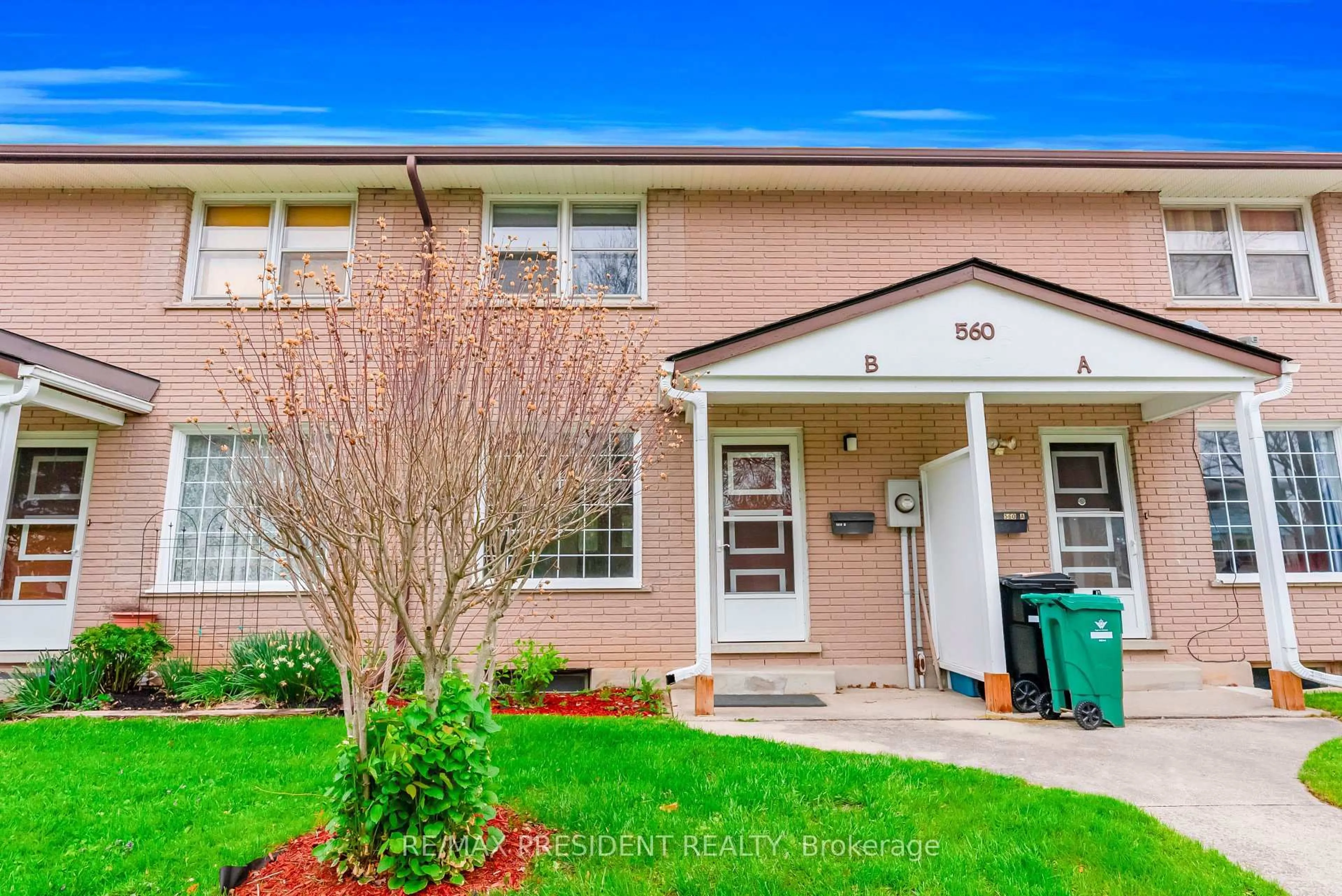 Home with vinyl exterior material, street for 564 Brookhaven Cres, Waterloo Ontario N2L 4R7