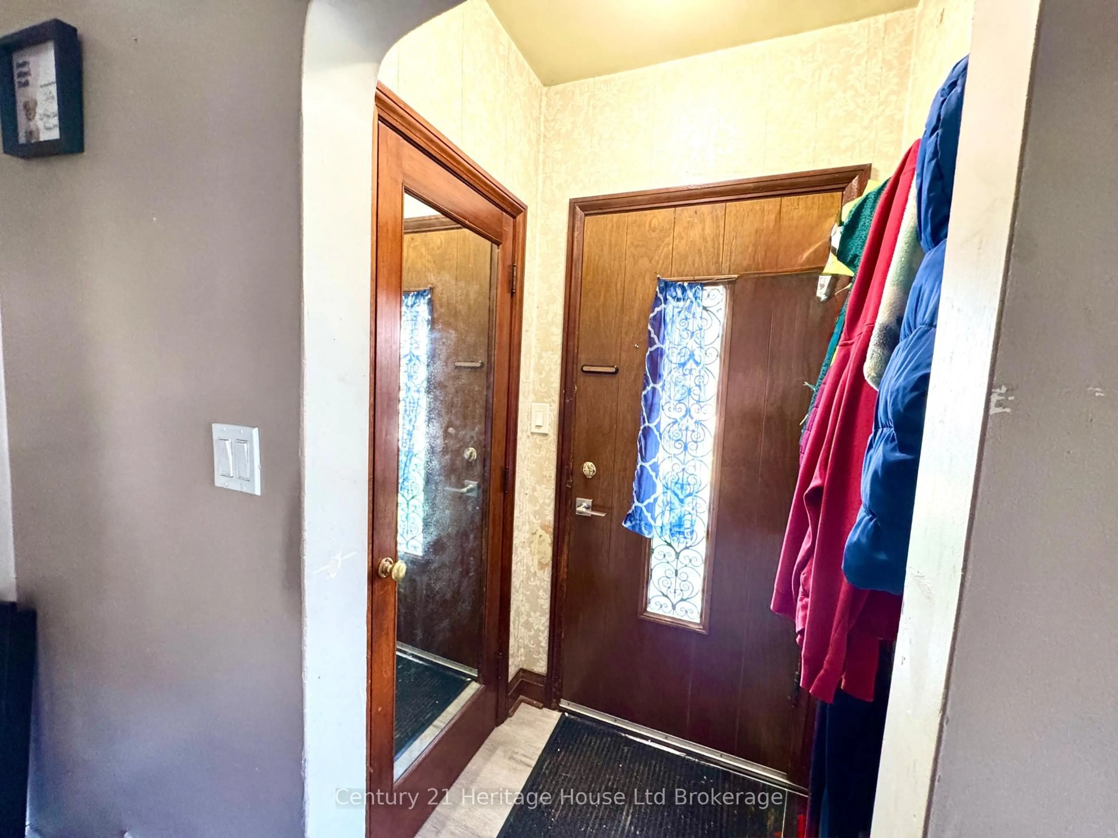 Indoor entryway for 159 John St, Ingersoll Ontario N5C 3G1