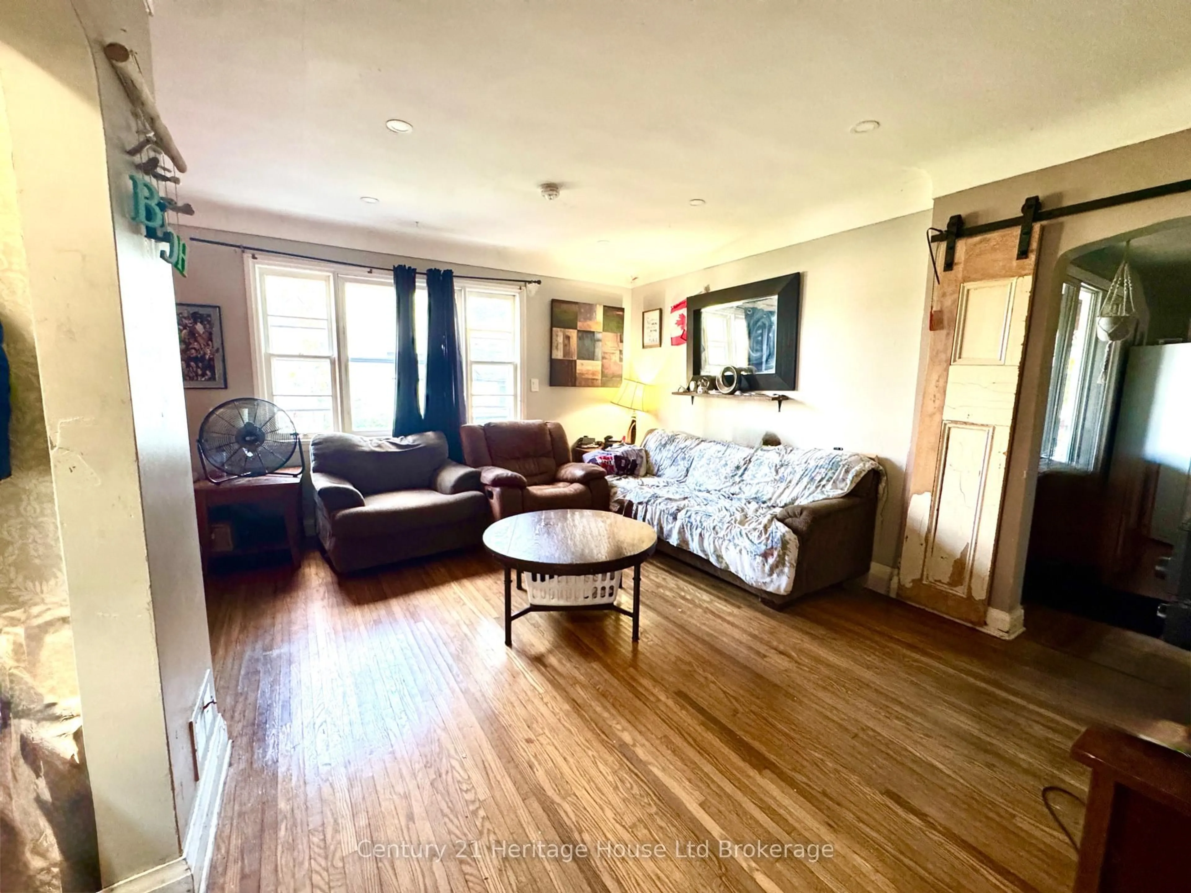Living room with furniture, wood/laminate floor for 159 John St, Ingersoll Ontario N5C 3G1