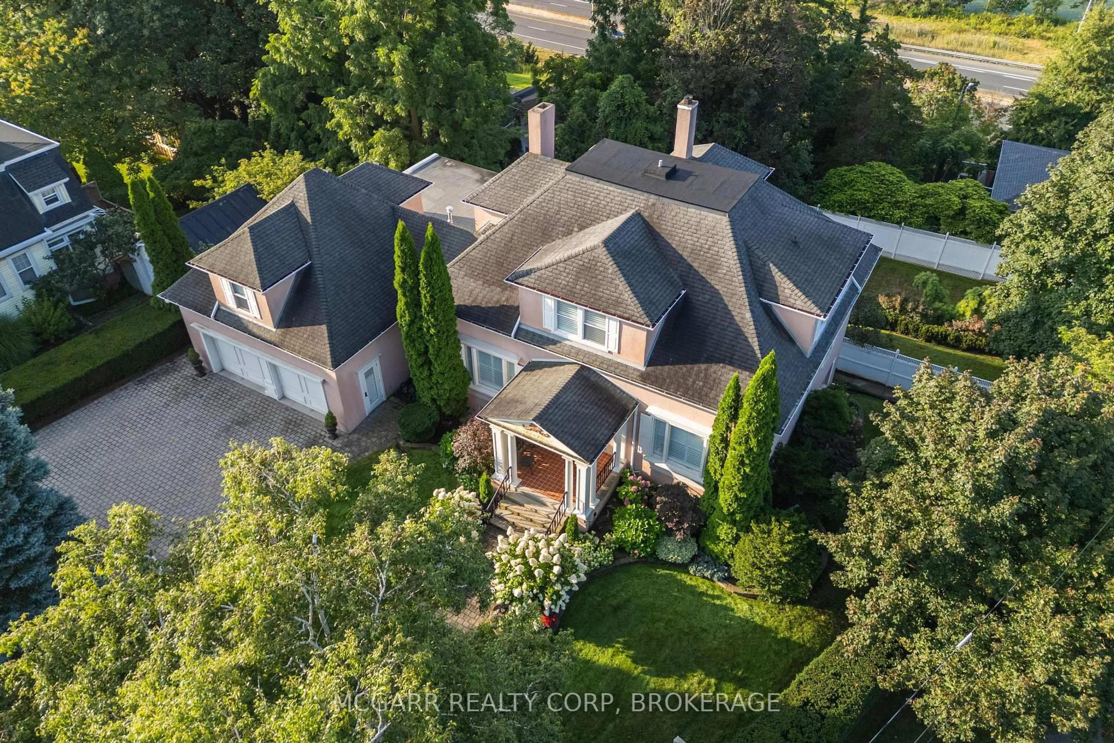 A pic from outside/outdoor area/front of a property/back of a property/a pic from drone, street for 39 Yates St, St. Catharines Ontario L2R 5R3