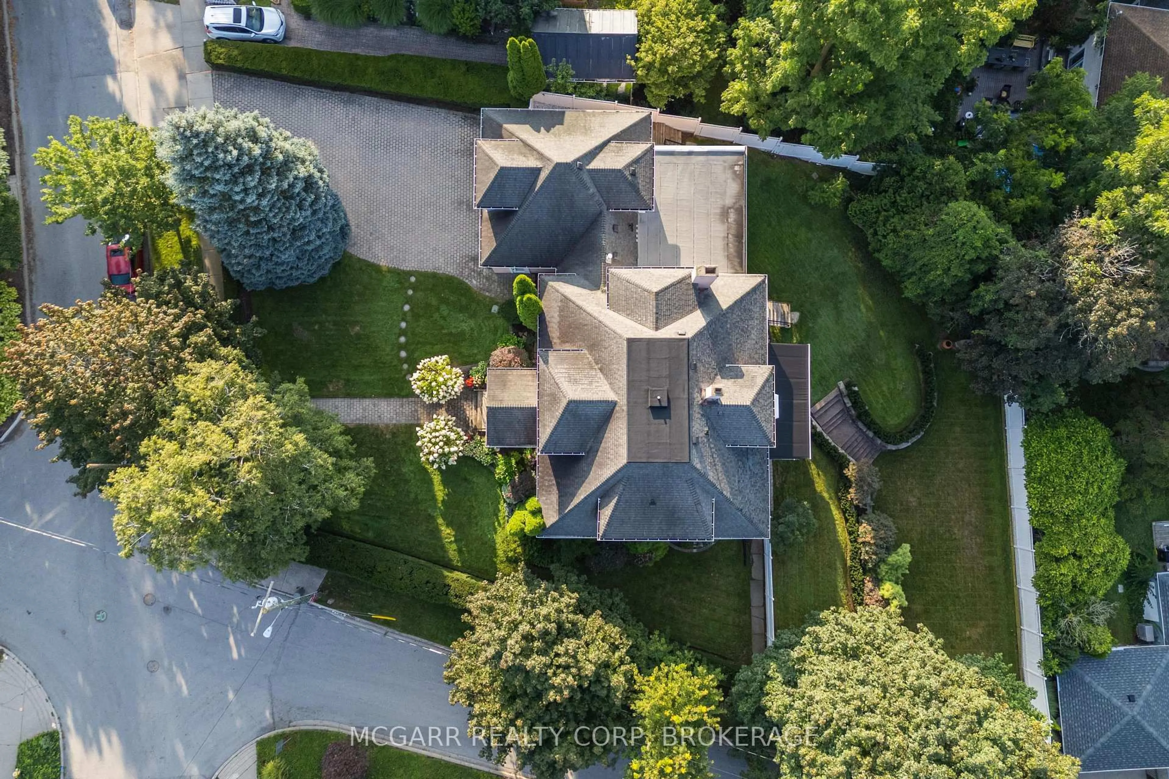 A pic from outside/outdoor area/front of a property/back of a property/a pic from drone, street for 39 Yates St, St. Catharines Ontario L2R 5R3