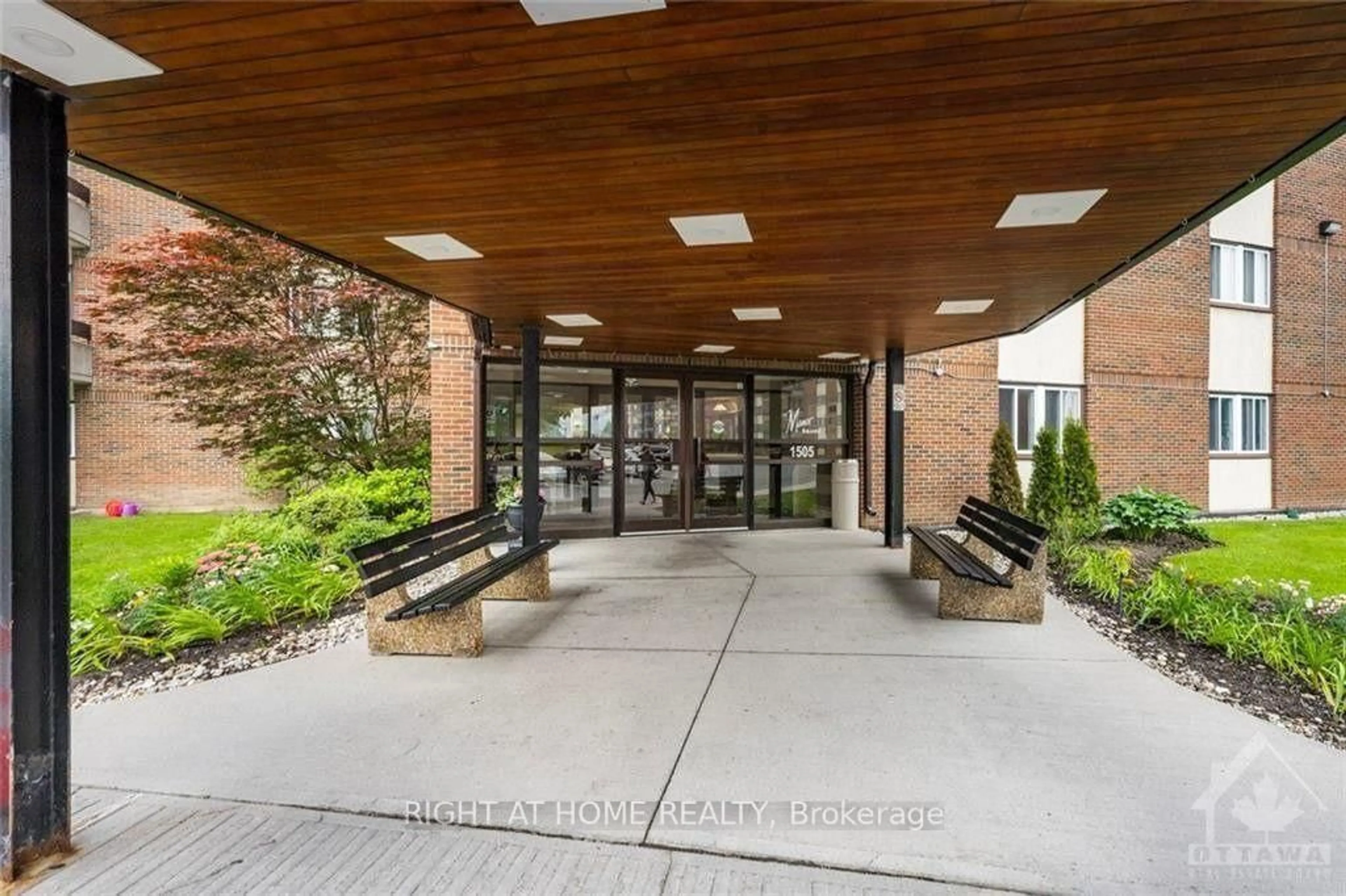 Indoor foyer for 1505 Baseline Rd #601, Ottawa Ontario K2C 3L4