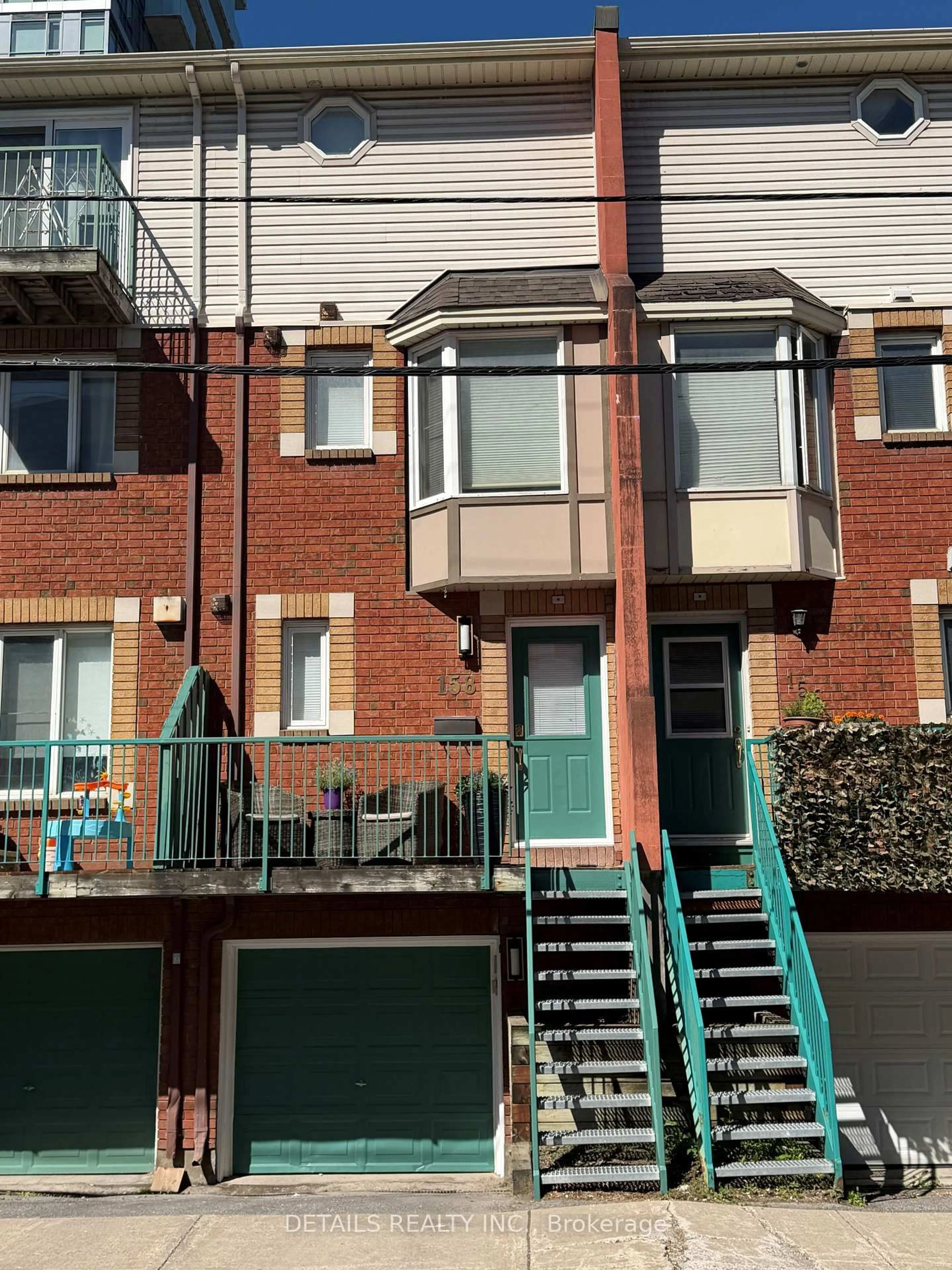 A pic from outside/outdoor area/front of a property/back of a property/a pic from drone, street for 158 Forward Ave, Ottawa Ontario K1Y 1K9