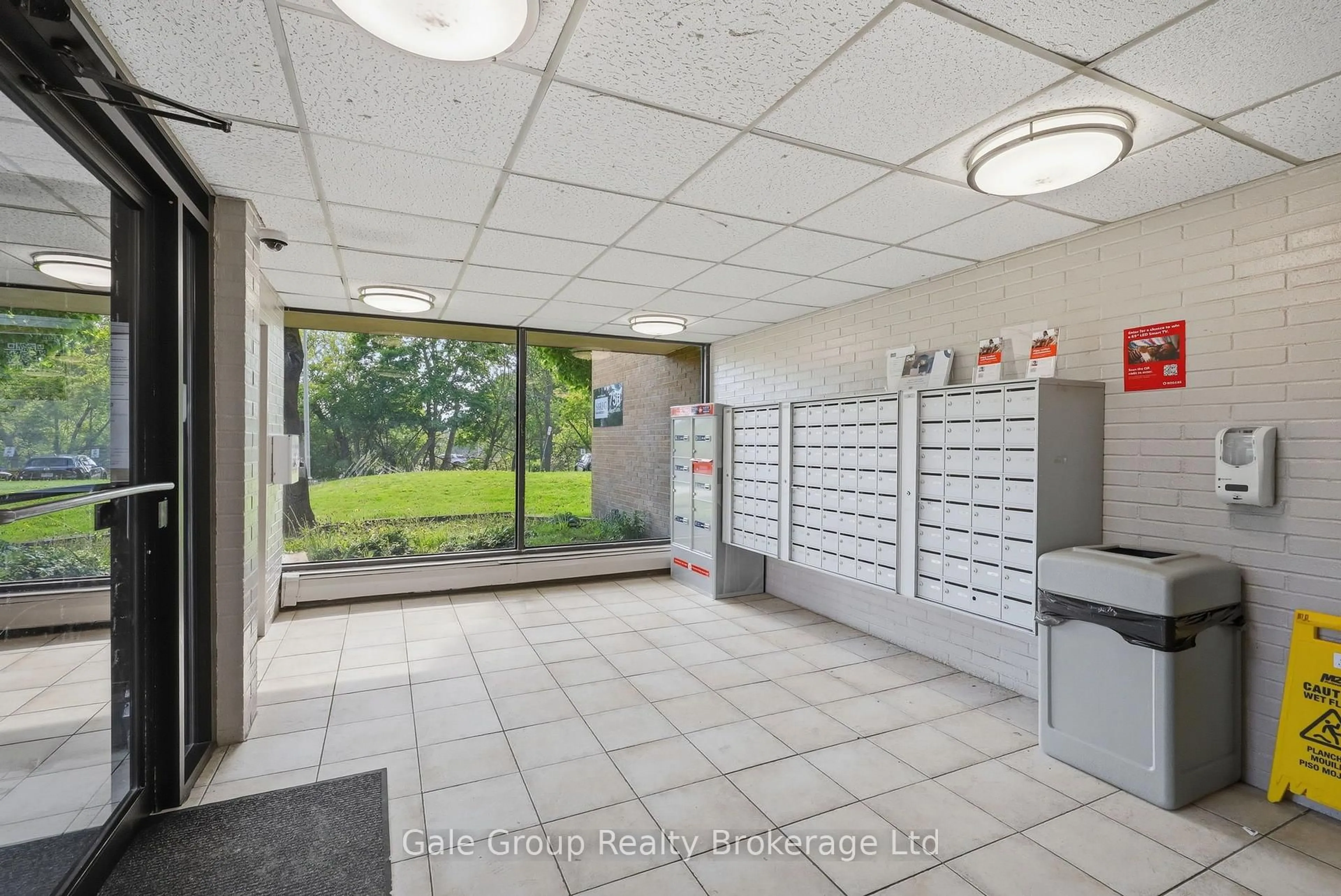 Indoor foyer for 750 Kipps Lane #814, London East Ontario N5Y 4R9