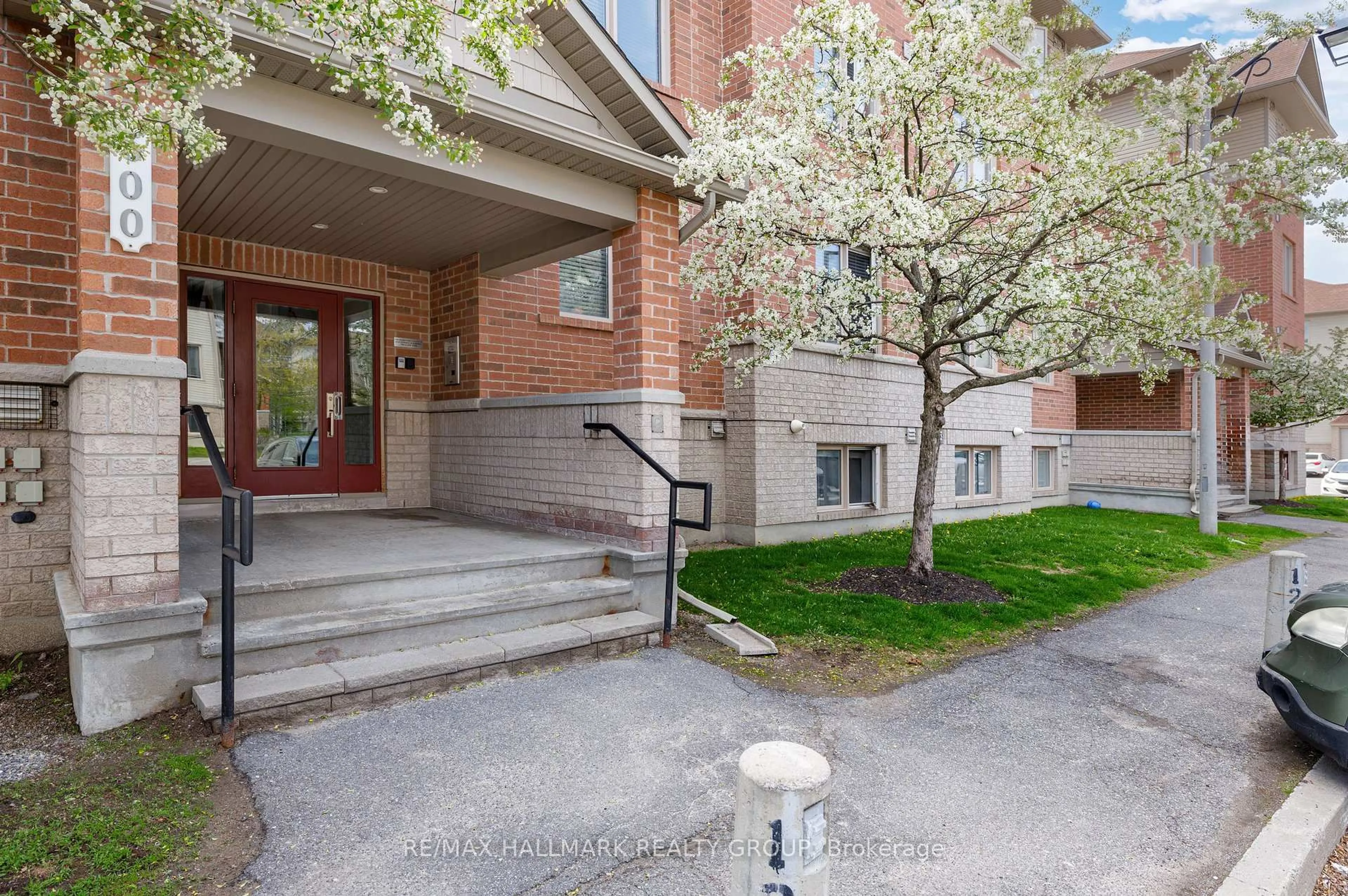 Indoor foyer for 500 Stonefield Private #6, Ottawa Ontario K2G 4R3