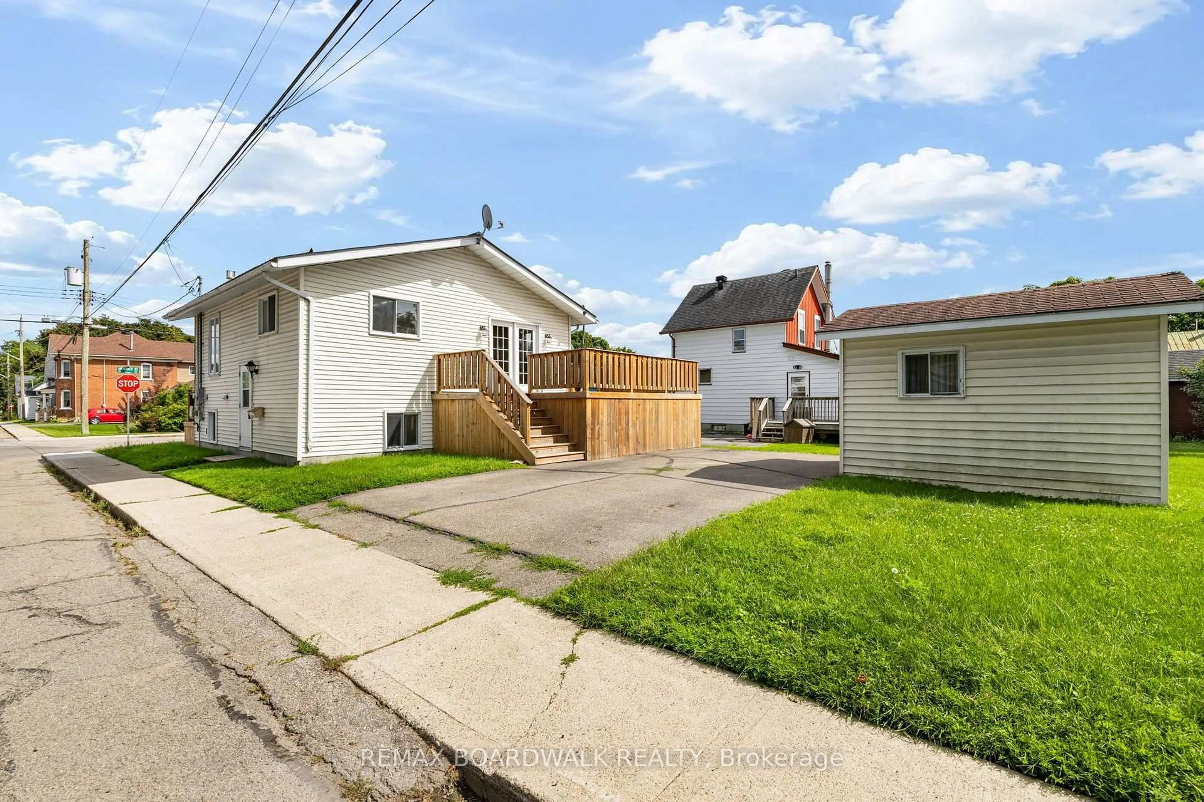 A pic from outside/outdoor area/front of a property/back of a property/a pic from drone, street for 22 Merrick St, Smiths Falls Ontario K7A 4R4