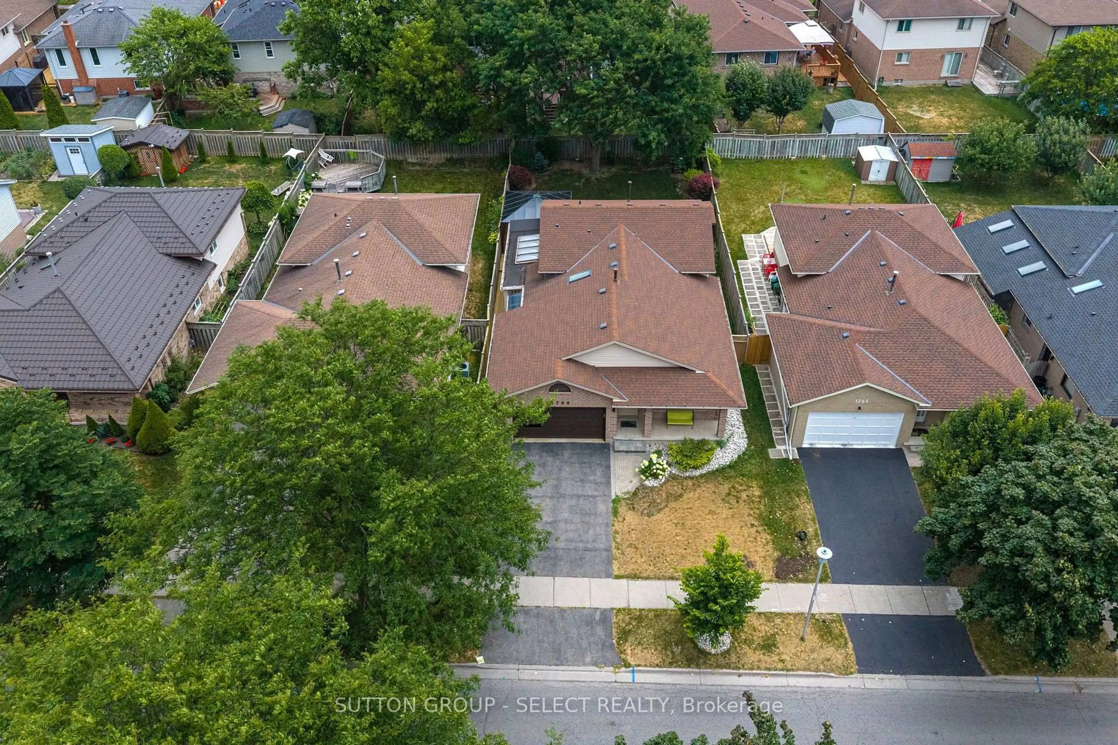 A pic from outside/outdoor area/front of a property/back of a property/a pic from drone, street for 1769 Jalna Blvd, London South Ontario N6E 3S5